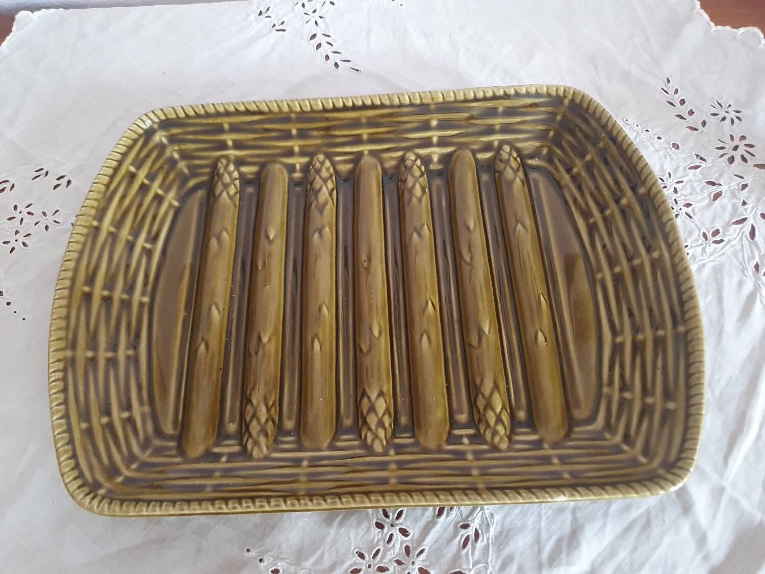 Khaki asparagus dish in vintage Sarregemines France slip