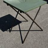 Table de jardin ou bistro pliante en tôle kaki début années 50