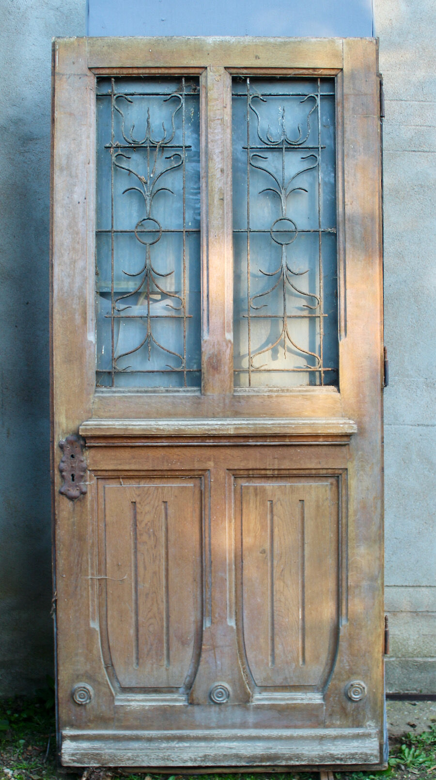 Oak entrance door at double chassis opening