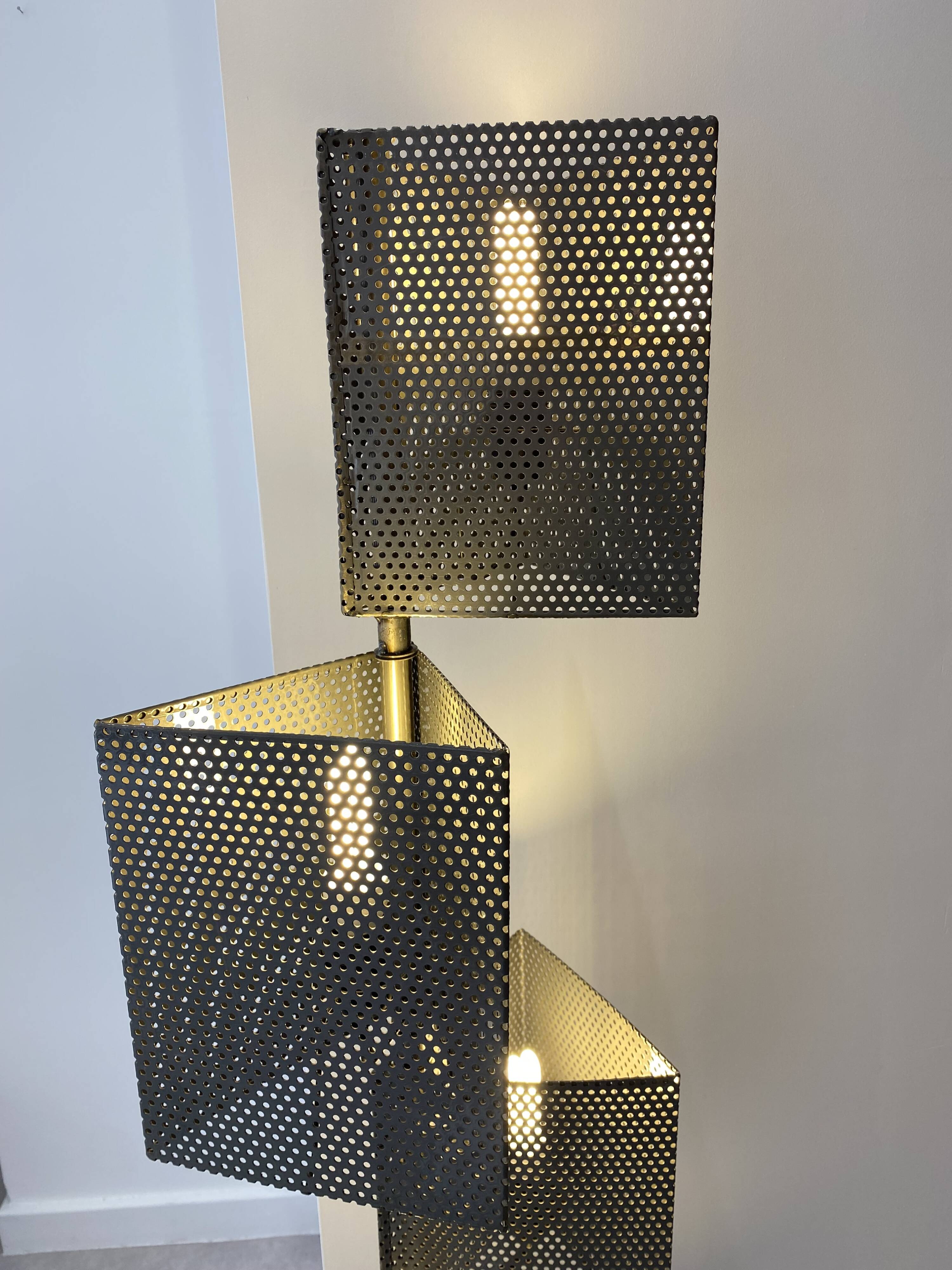 Lampadaire en métal perforé vintage 1980