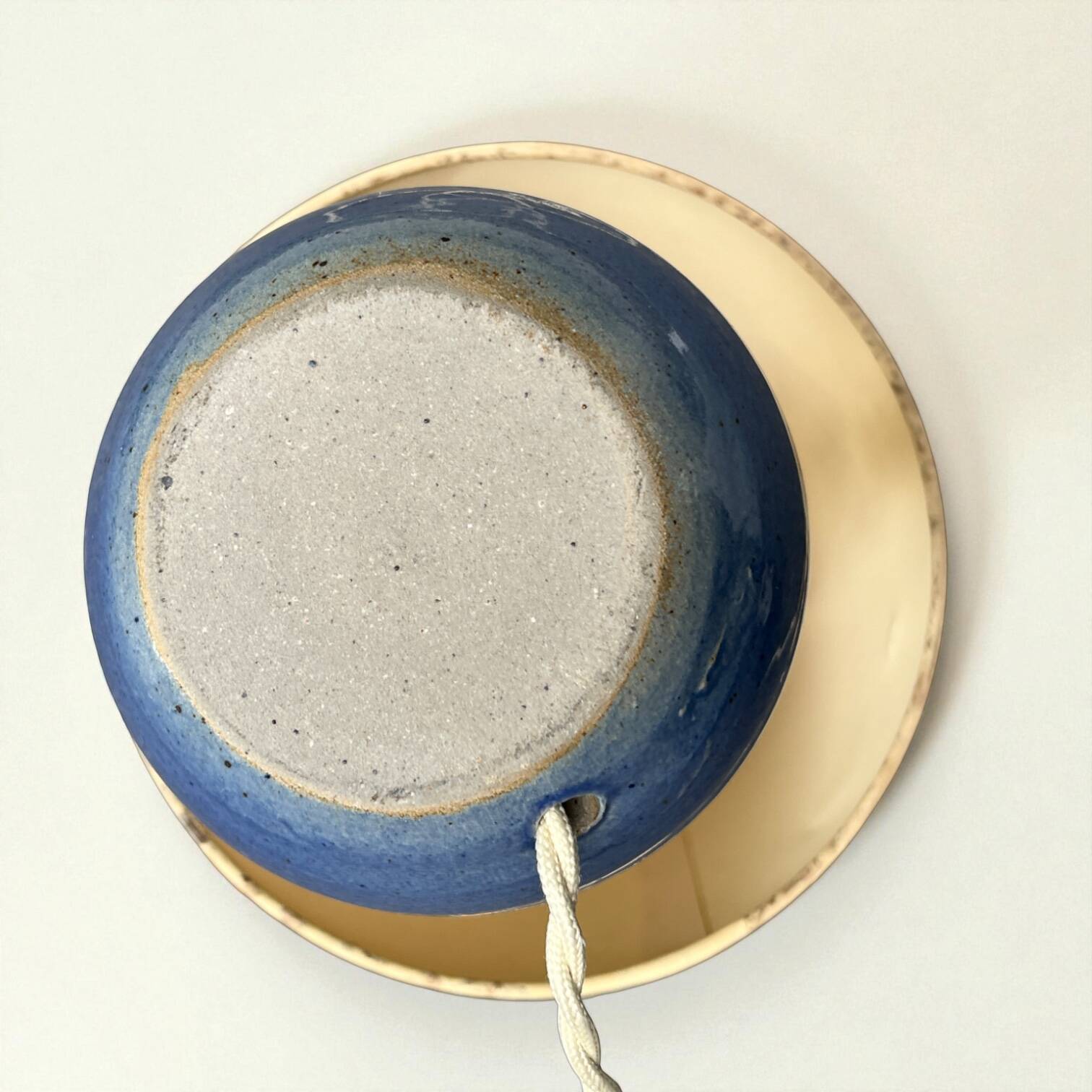 Lampe vintage en grès céramique bleu lavande - abat-jour fleurs séchées