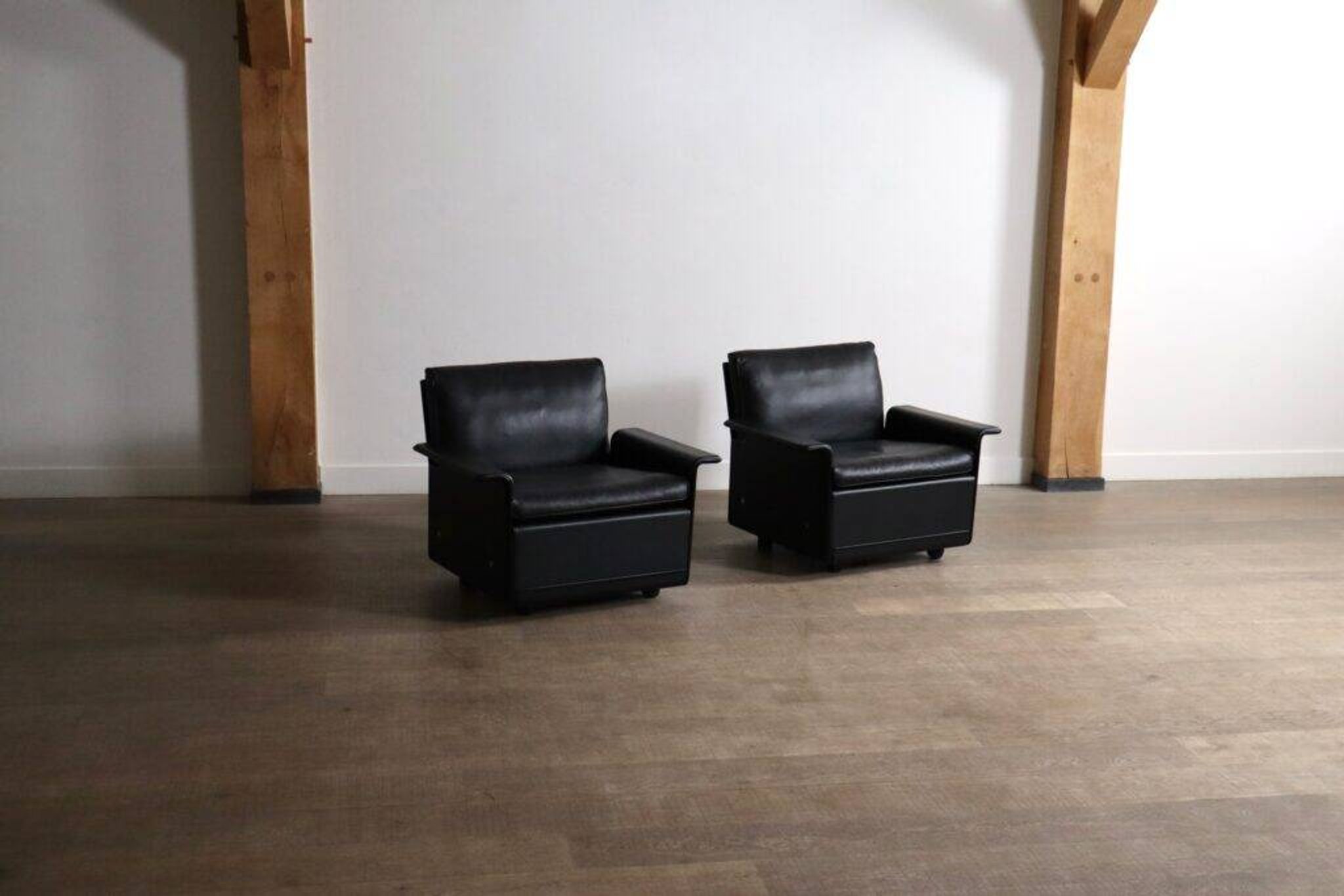 Pair of Dieter Rams Model 620 lounge chairs black leather for Vitsoe 1980s