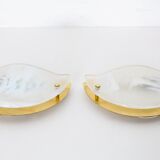Paire d’appliques ‘demi-lune’ en laiton et verre