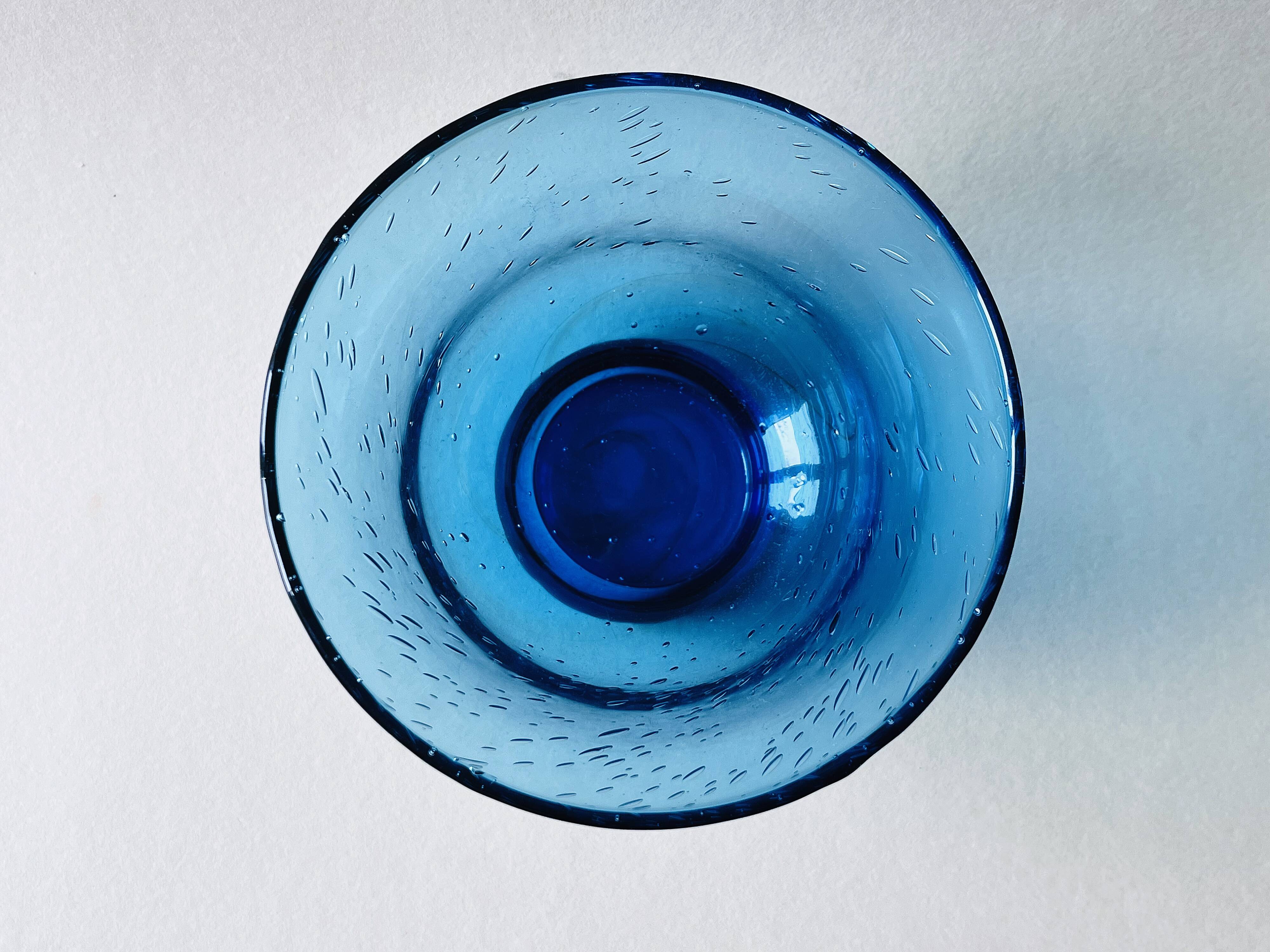 Blown glass bowl with fine bubbles
