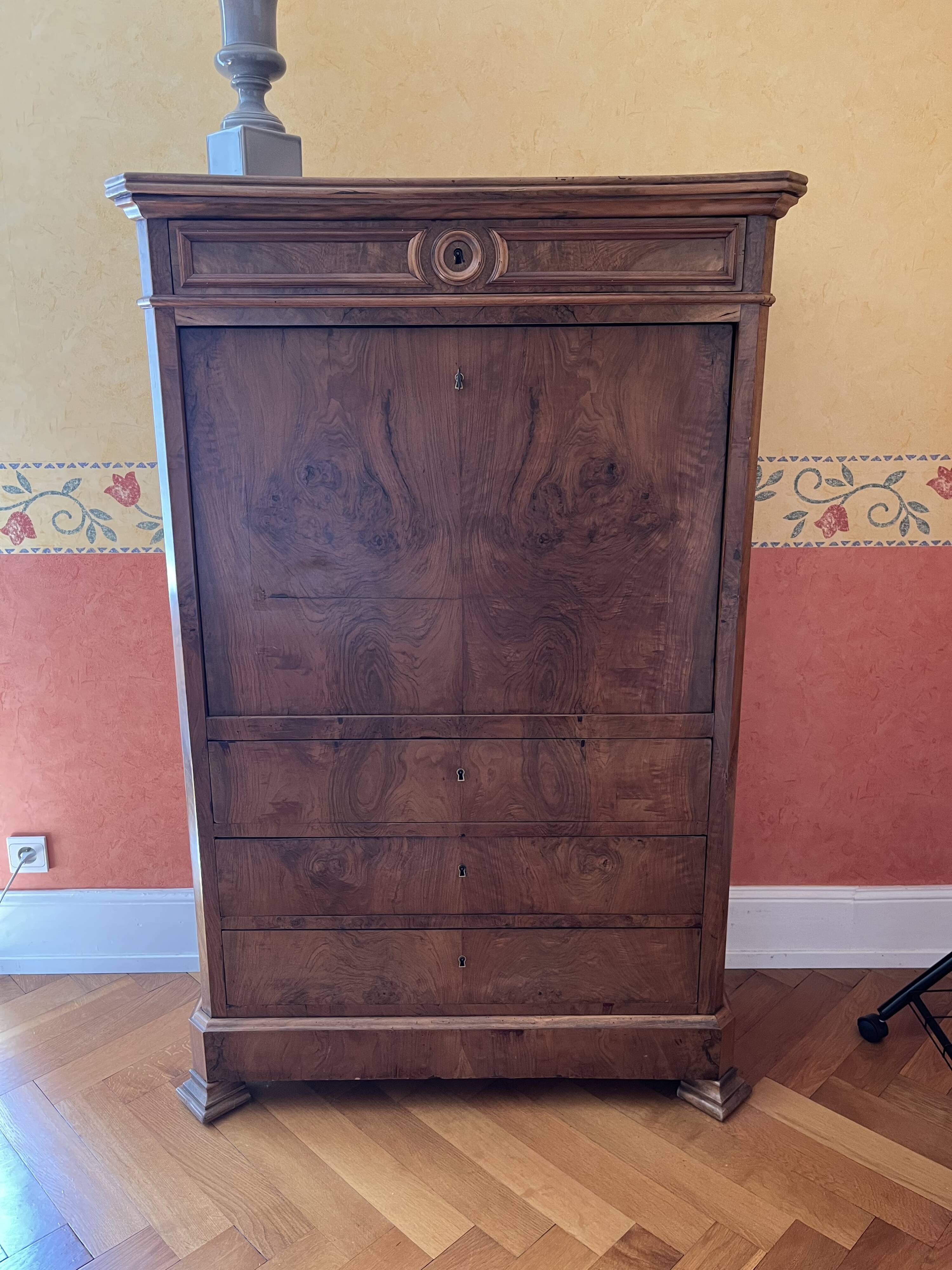 Antique secretary in flamed walnut, Louis-Philippe period.