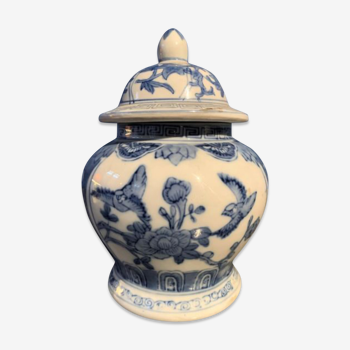 Pot couvert de forme balustre en porcelaine à décor blanc bleu d’oiseaux, Chine