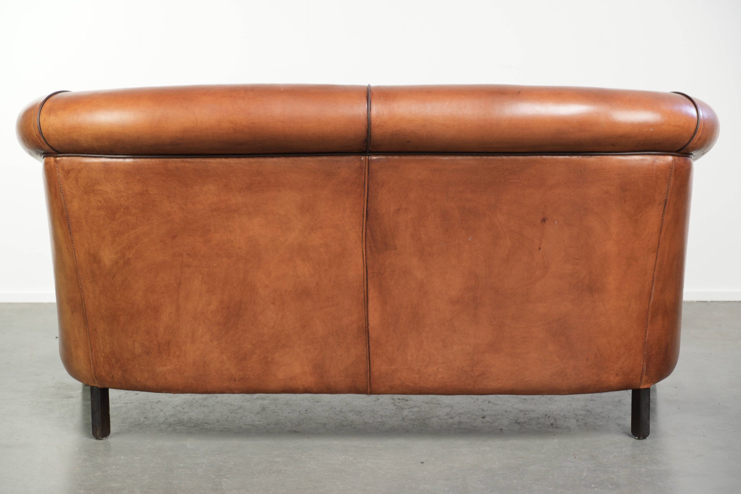 Sheepskin 2-seater sofa with a warm cognac brown colour scheme