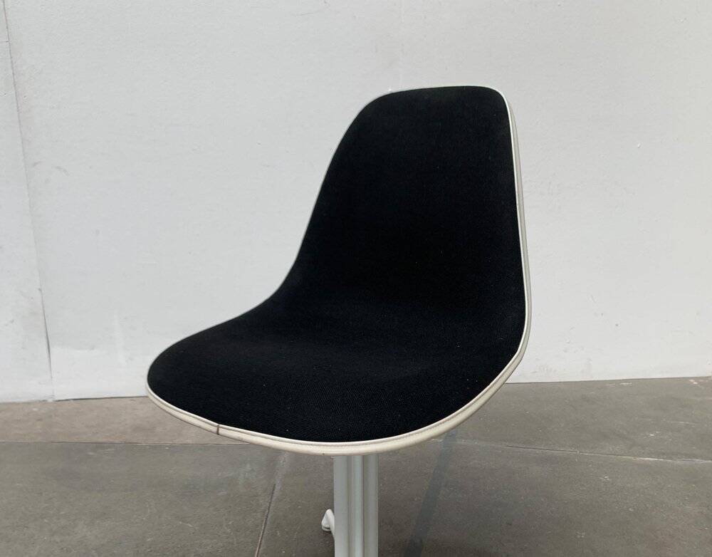 Chaise en fibre de verre La Fonda par Charles & Ray Eames pour Herman Miller, années 1960