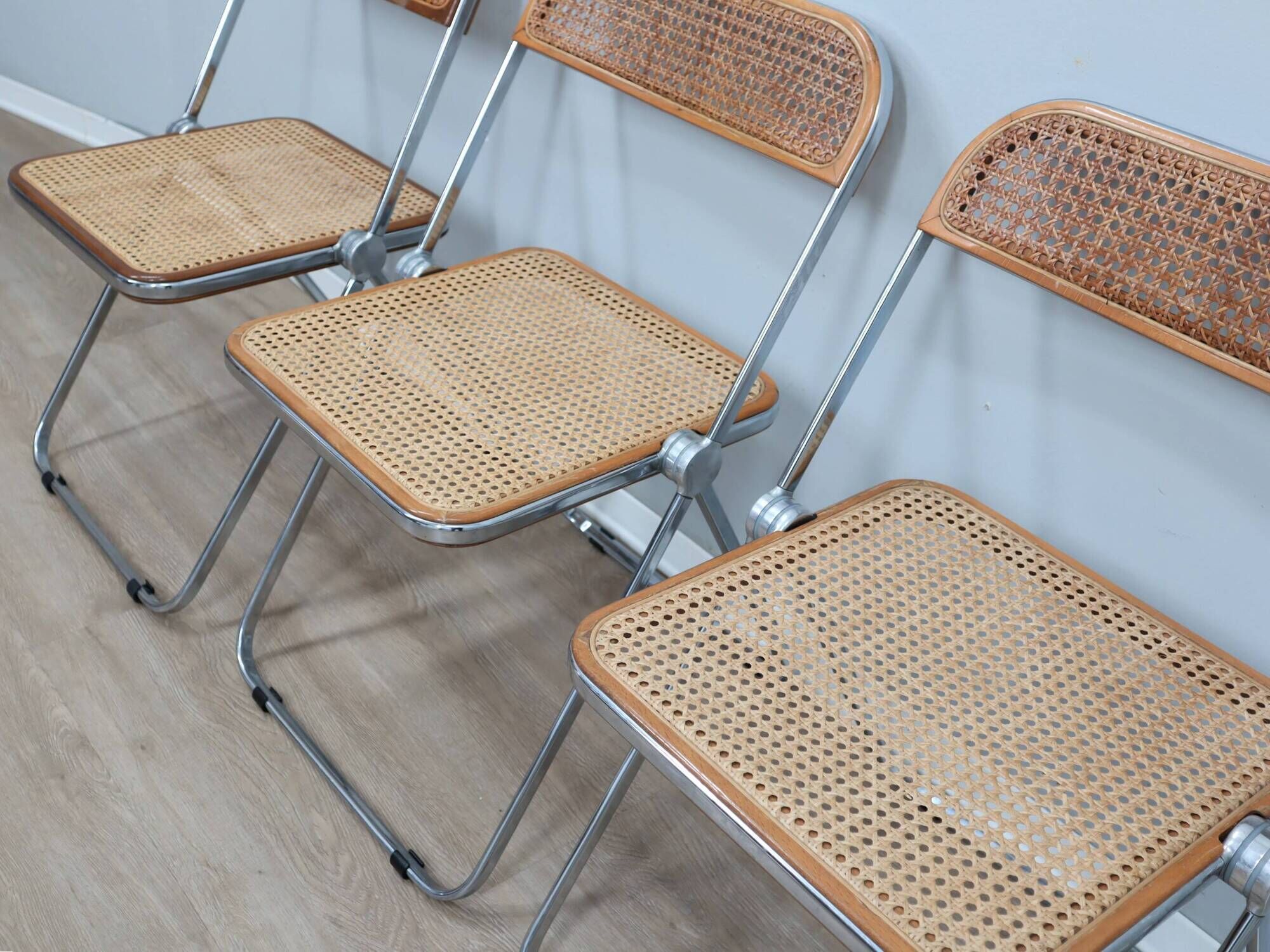 Set de 4 chaises Plia en bois et paille de Vienne par Castelli des années 1970.