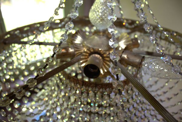 Antique lustre style château avec pampilles et details florale