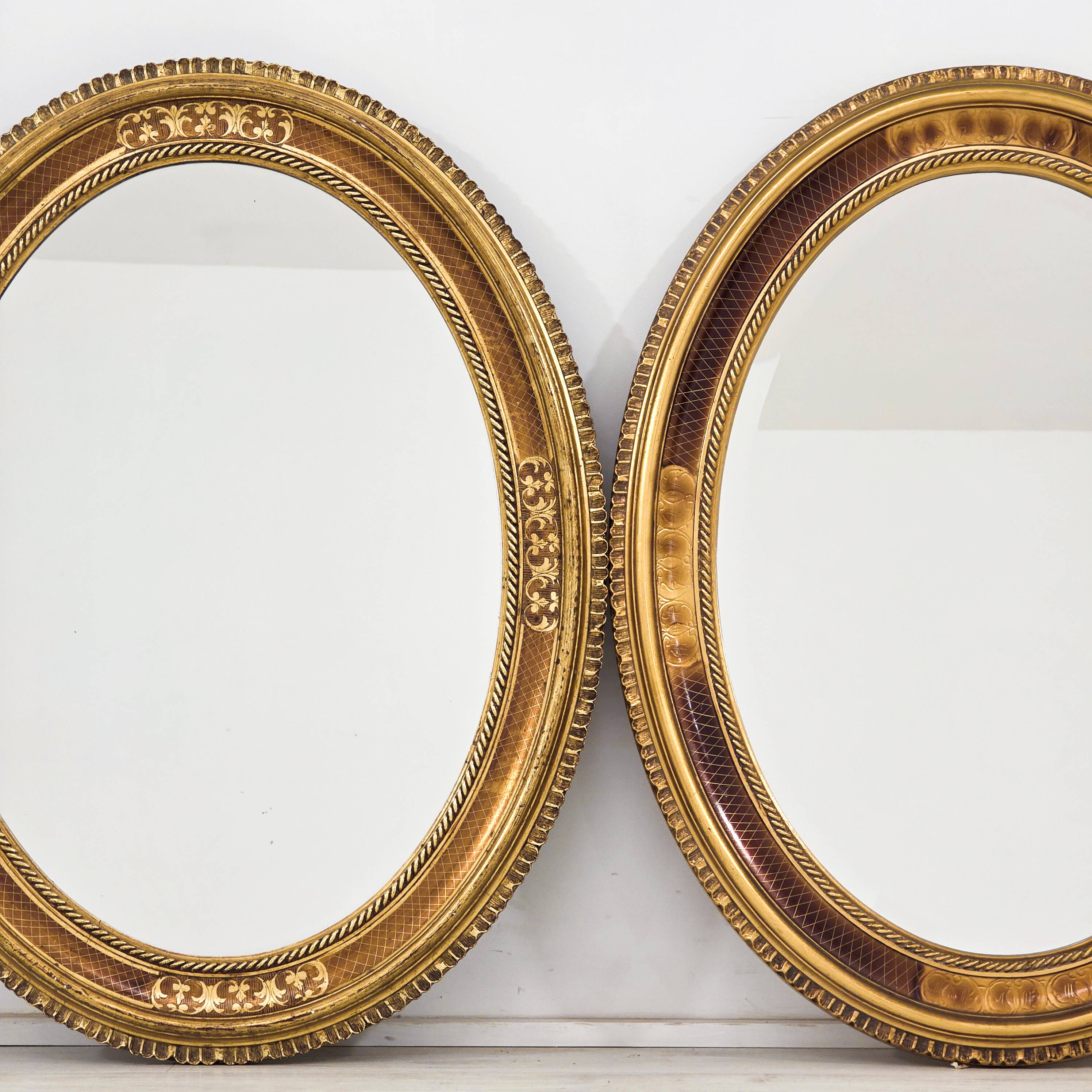Paire de miroirs médaillon de style Louis XV