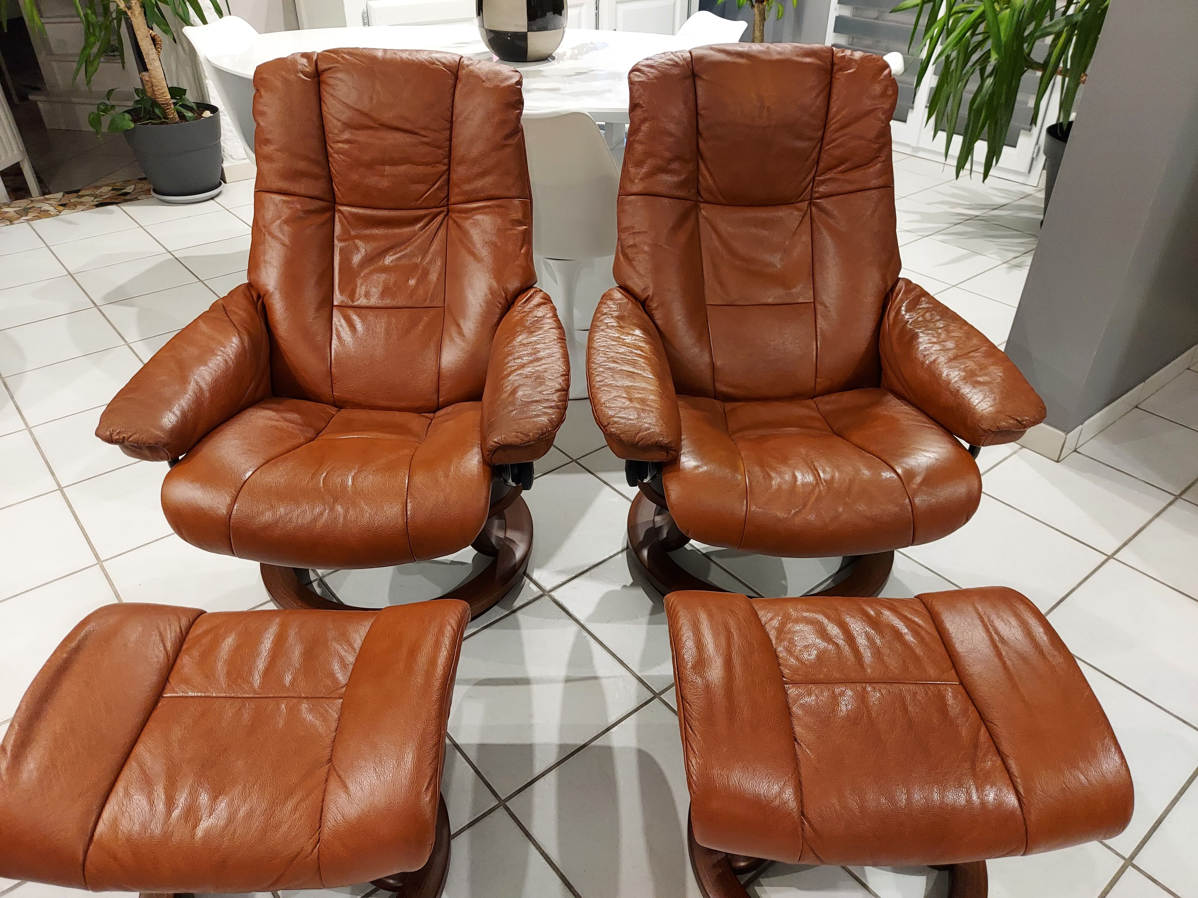 Paire de fauteuils et reposes pieds danois Ekornes cuir cognac vintage 1970