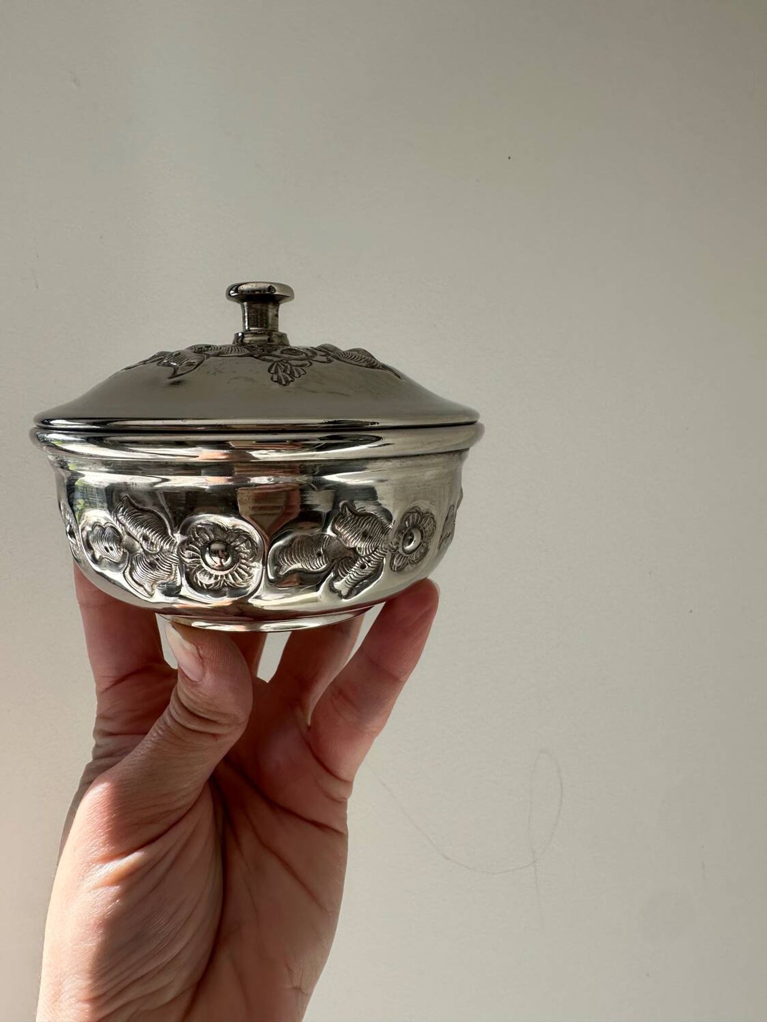 Boîte ancienne en métal argenté avec décor floral