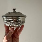 Boîte ancienne en métal argenté avec décor floral