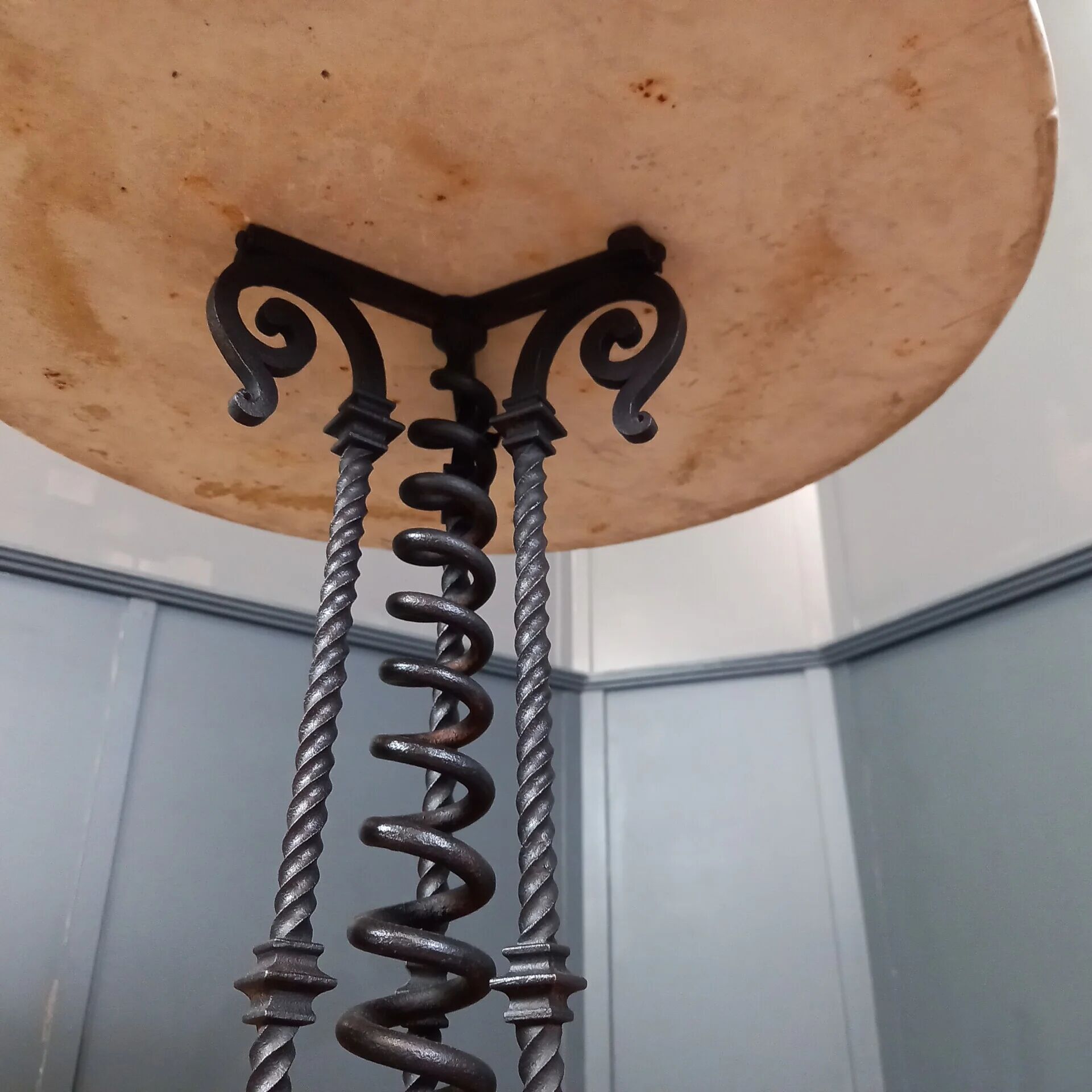 Table en fer forgé avec plateau en marbre