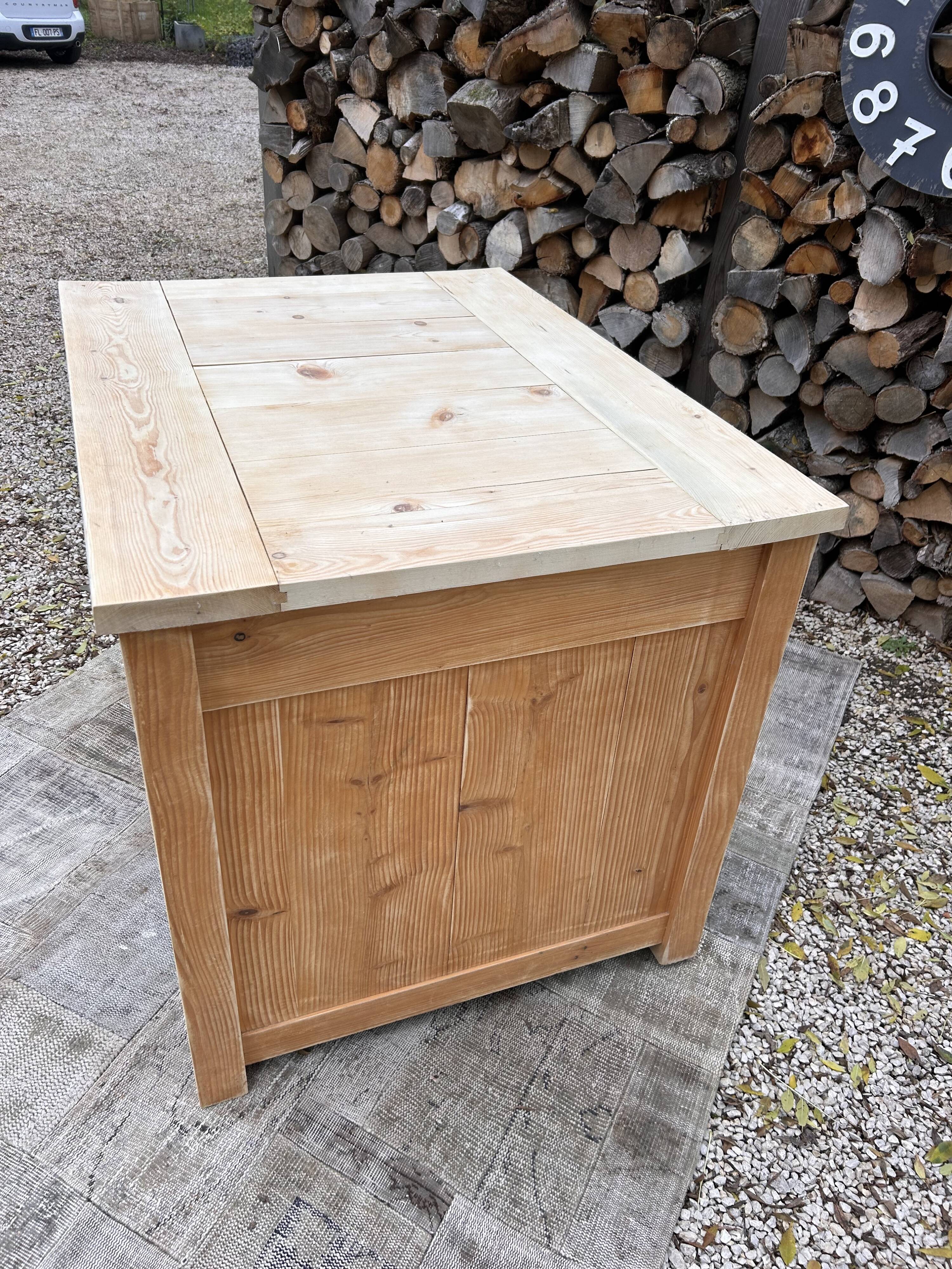 Central island / Saucepan storage unit