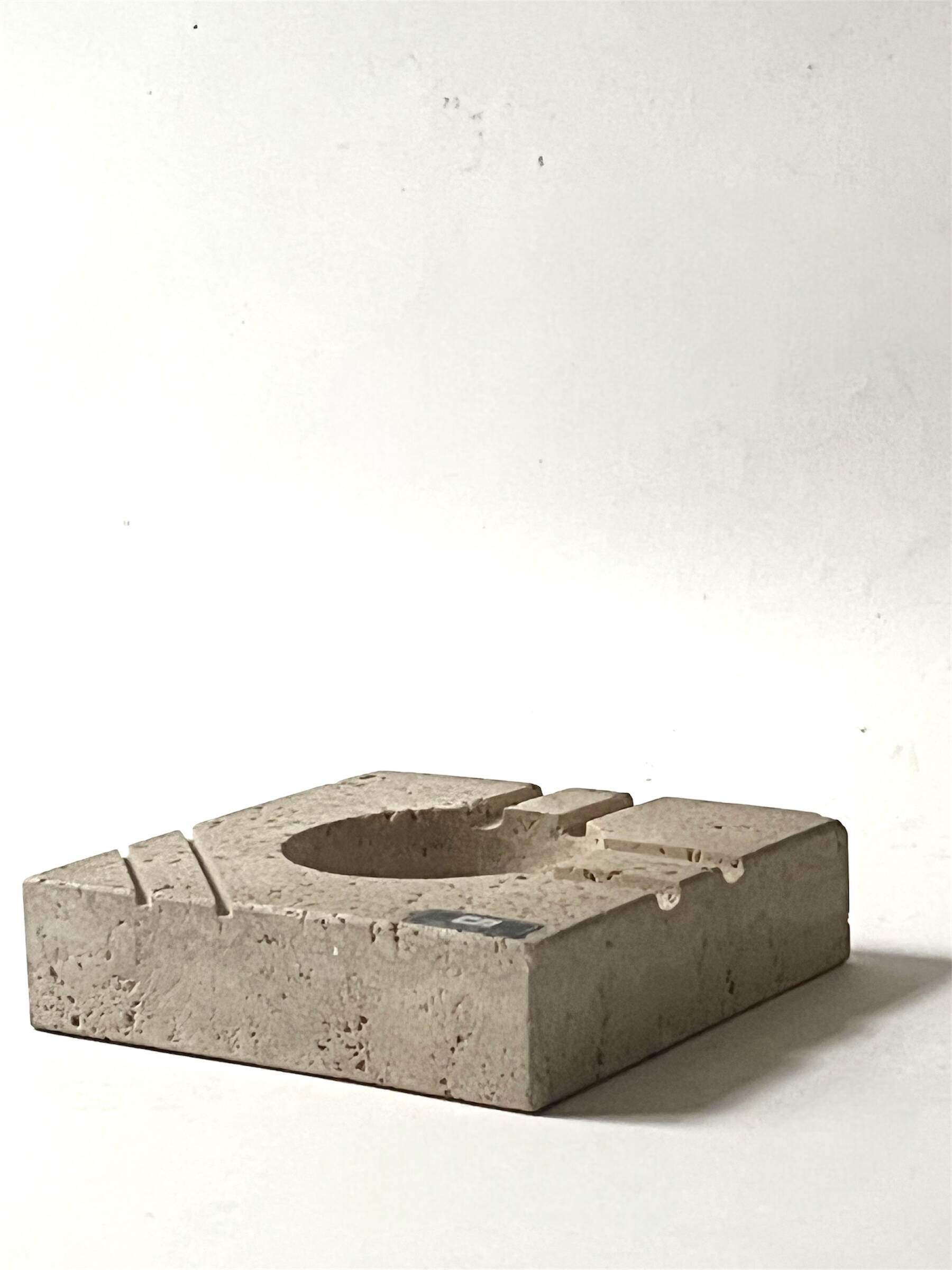 Sculpted travertine ashtray by Fratelli Manelli, Italian design 1970.