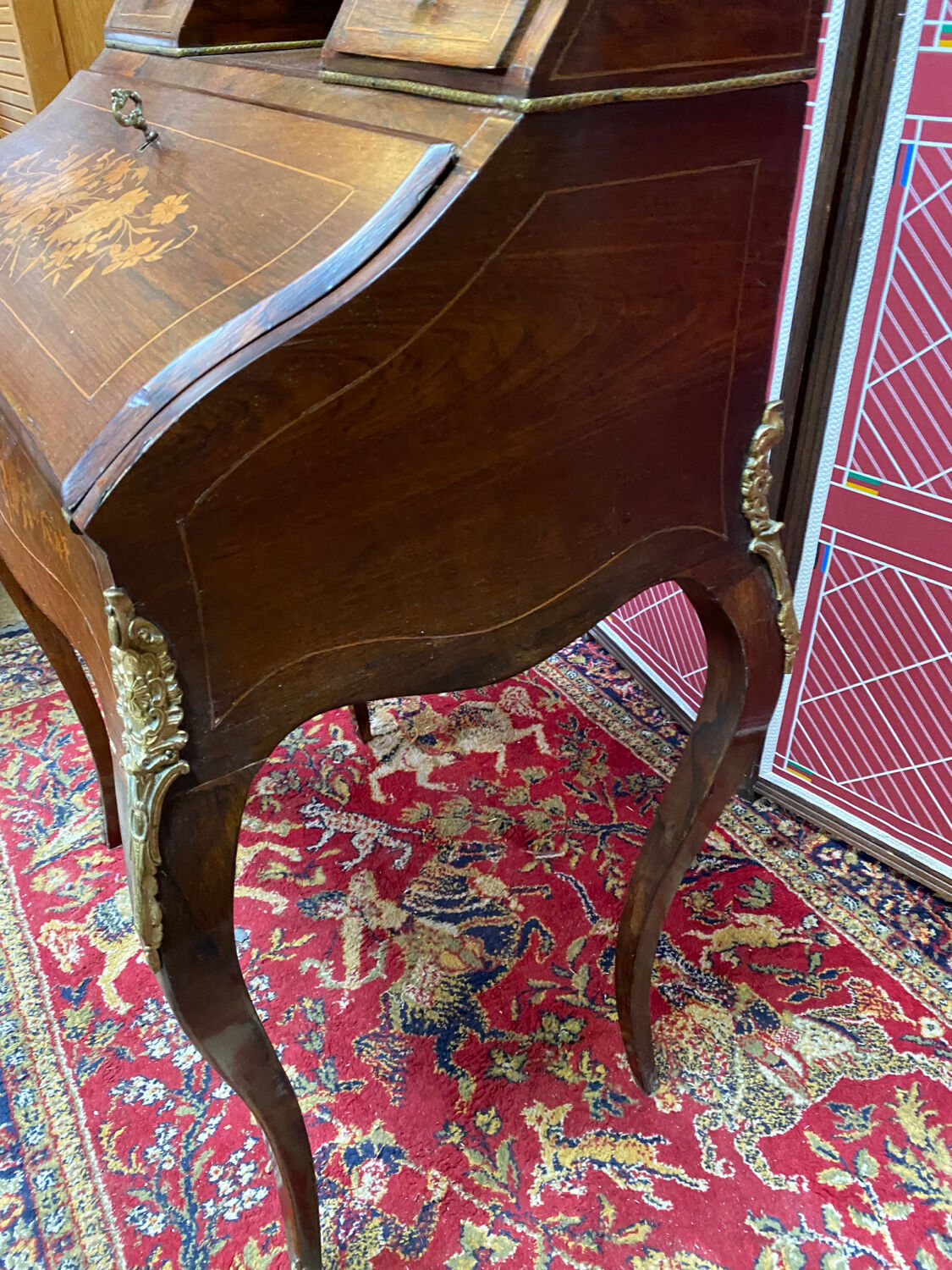 Wriitng desk laiding Louis XV style with secret compartment