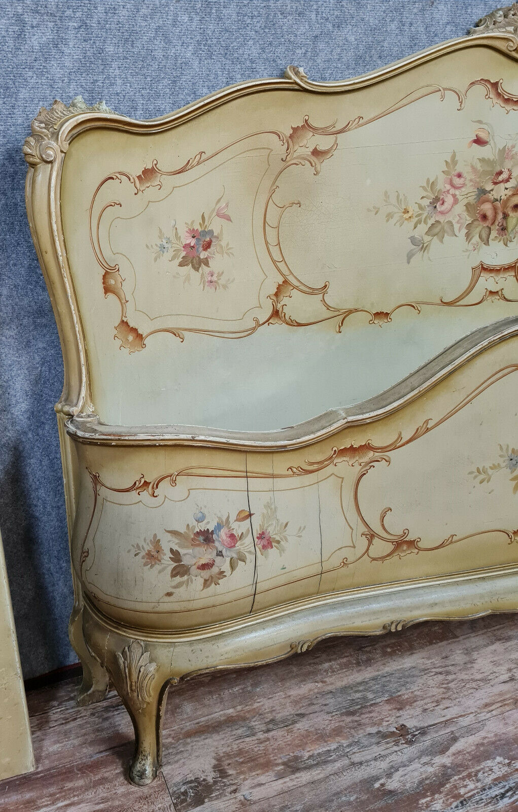Lit corbeille Louis XV vénitien en bois laqué et polychrome vers 1900