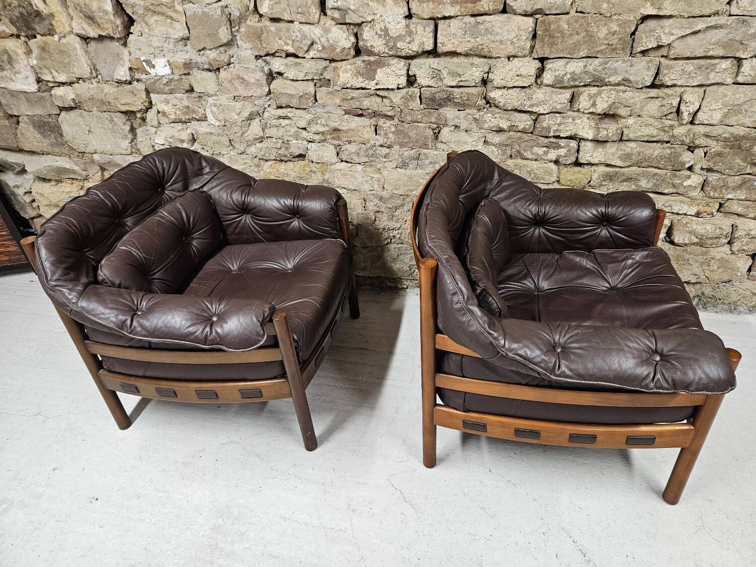 Paire de fauteuil vintage cuir Coja Suède 1960"
