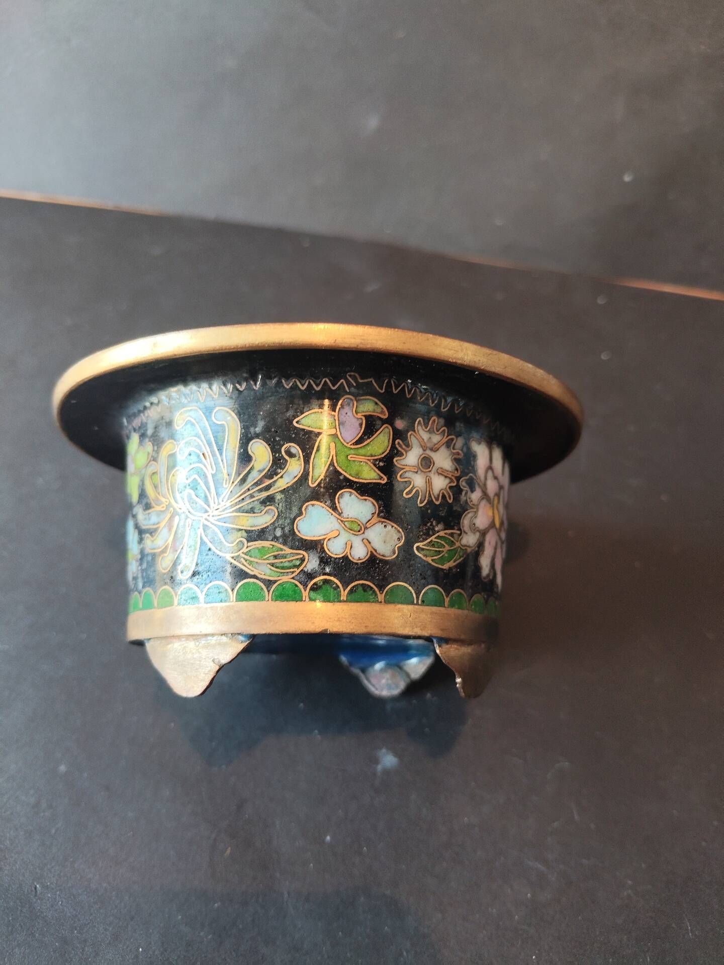 Vintage Chinese bowl in cloisonné enamel on four feet