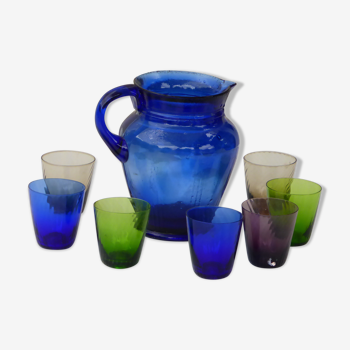 Service composé d'une carafe en verre bleue et de 7 verres de couleurs anciens, vintage 1940/50