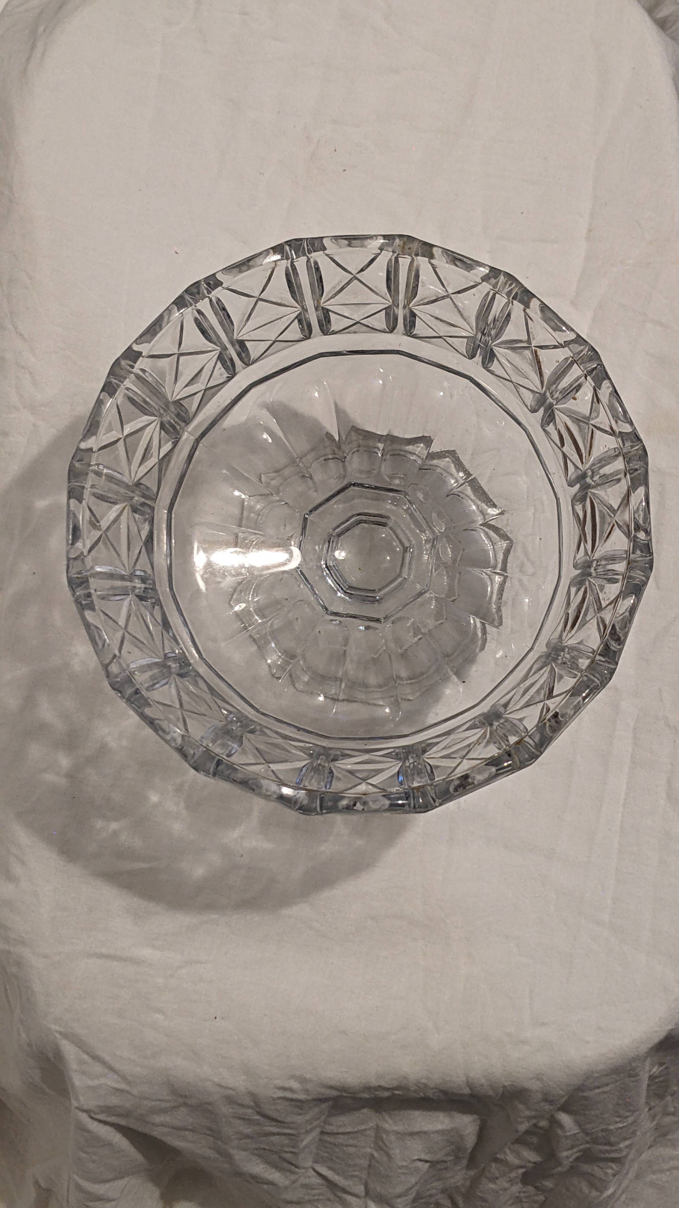 Cut glass bowl, crystal cut type