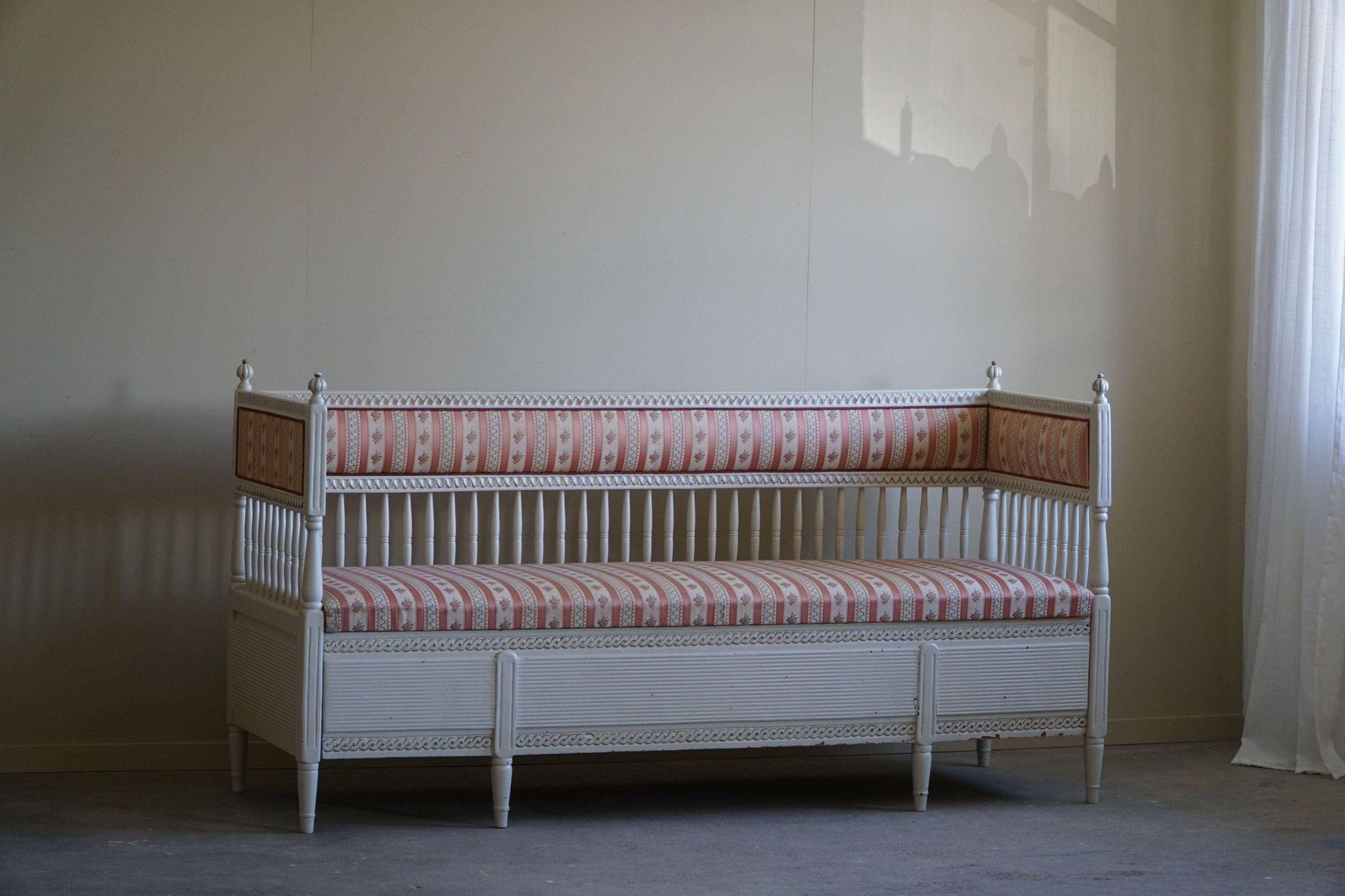 Antique Gustavian canapé / bench from the early 19th century, by a Swedish cabinetmaker.