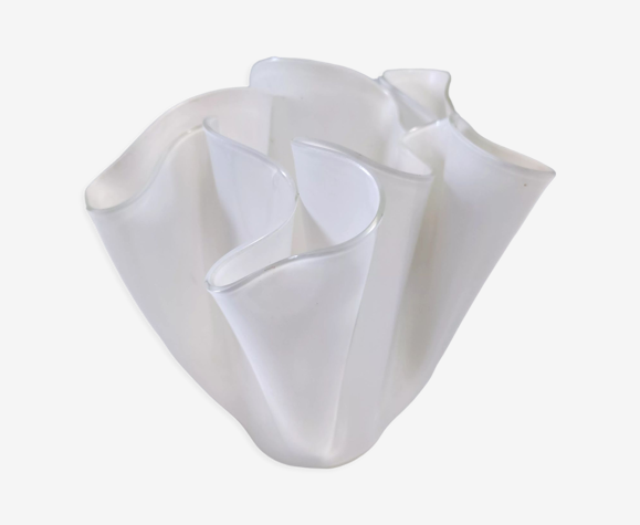 Vase en verre blanc postmoderne « Fazzoletto » de Giorgio Berlino, Italie