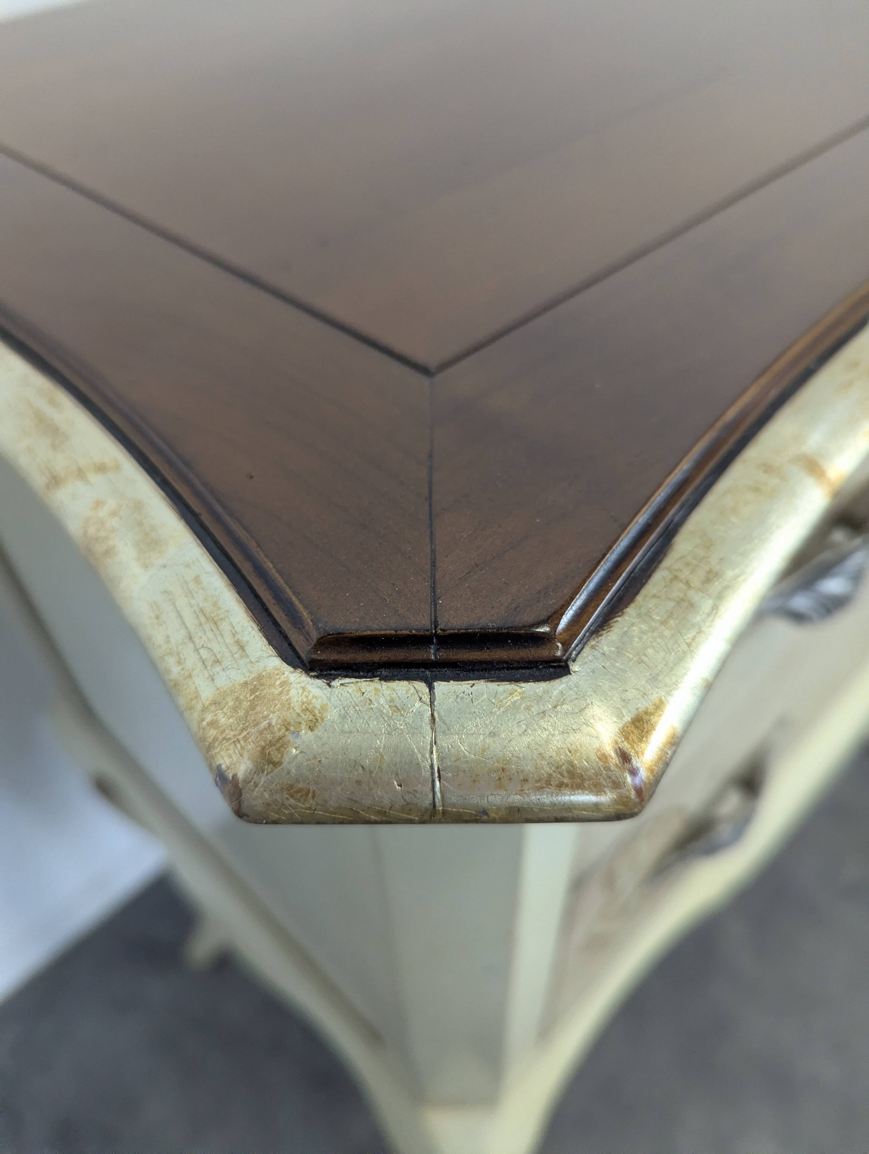 Commode Grange laquée à motif de papillons