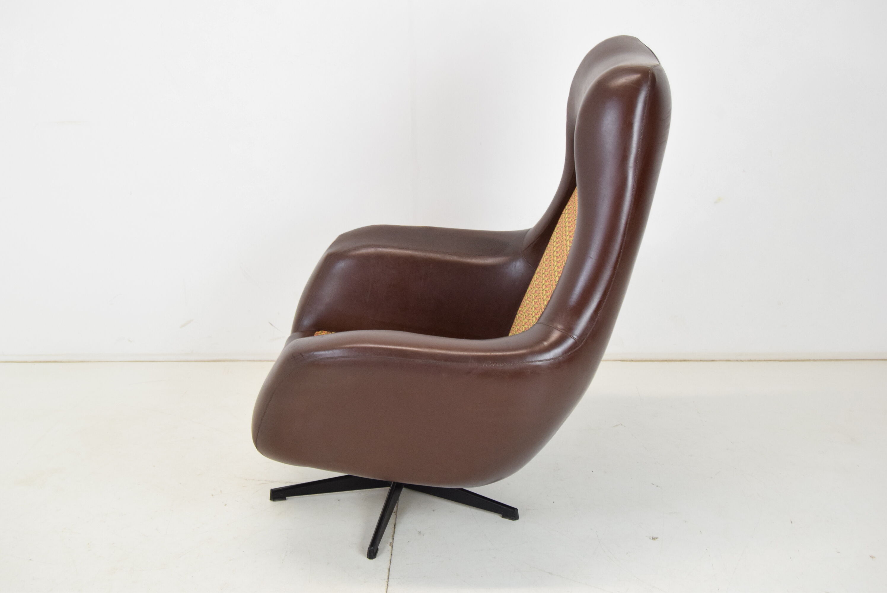 Fauteuil rotatif du milieu du siècle, similicuir, années 1980.