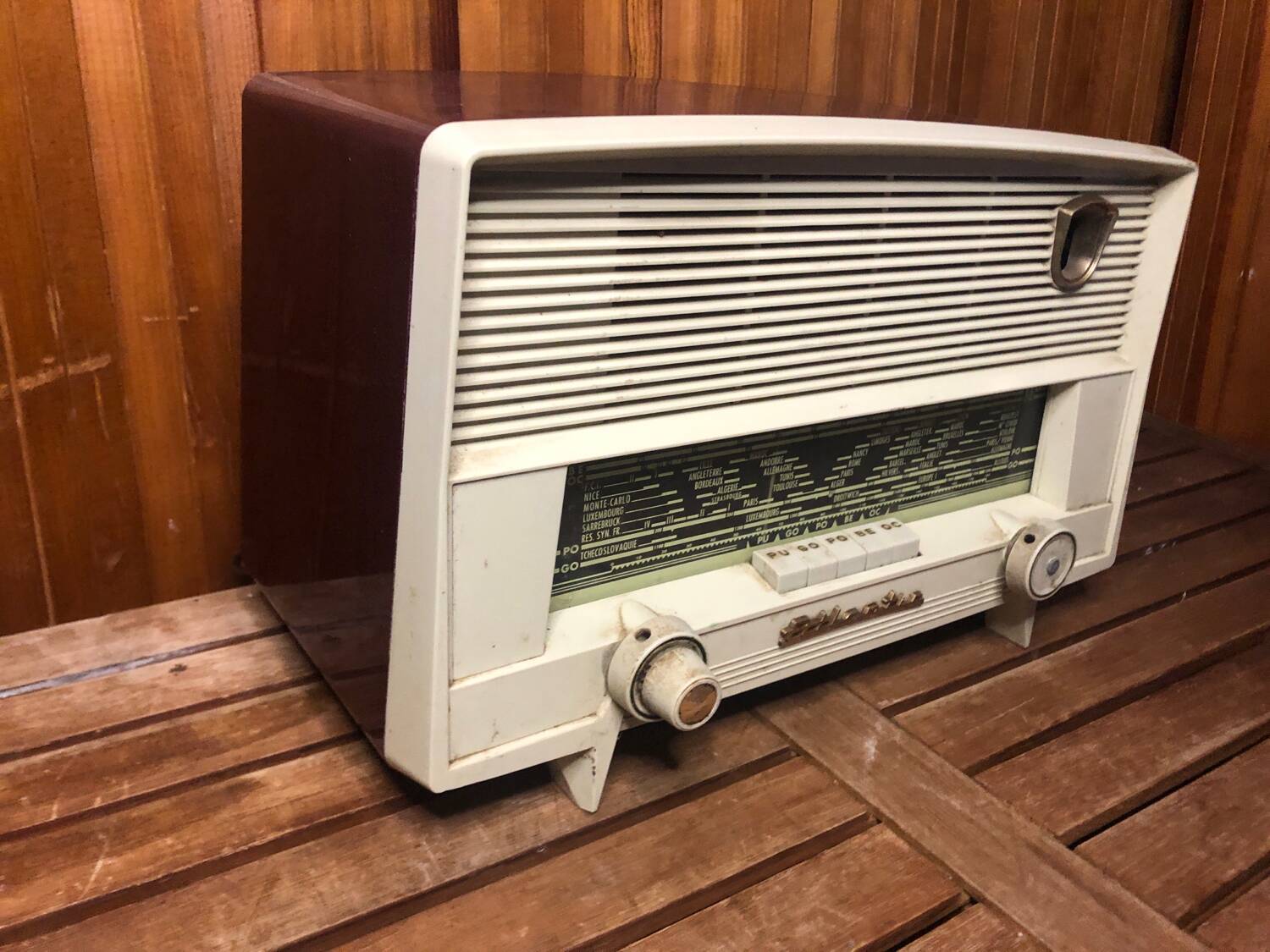 Old radio atlantic bakelite white & bordeaux red vintage #a533