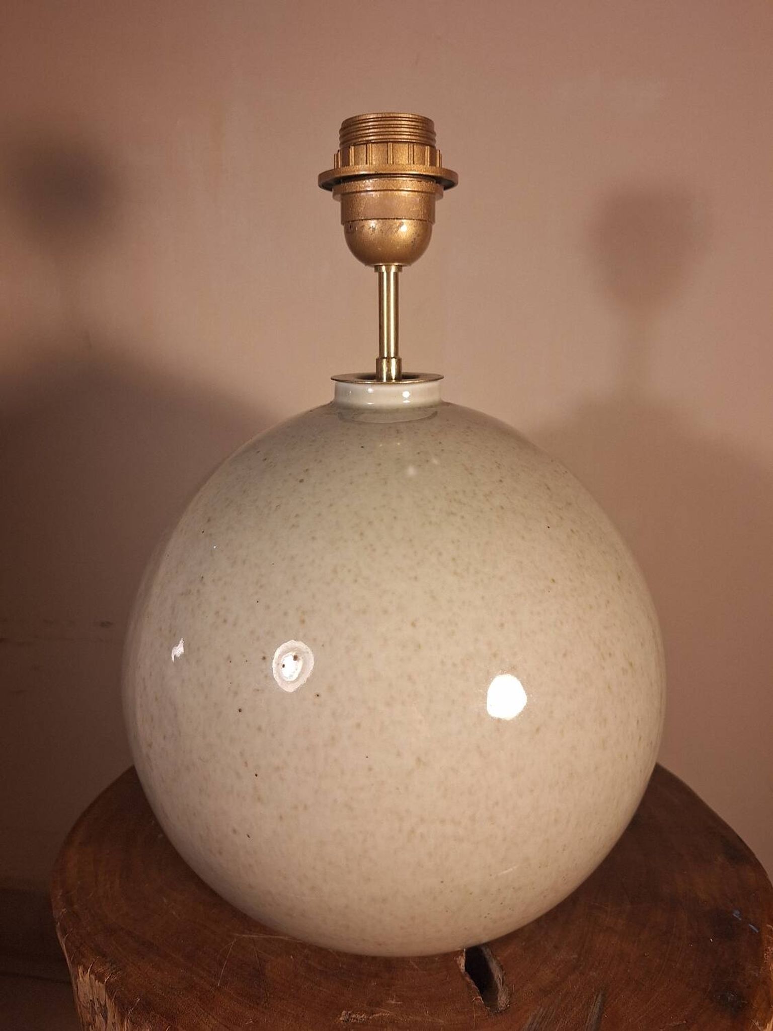 Lampe céramique avec abat-jour rotin.