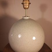 Lampe céramique avec abat-jour rotin.