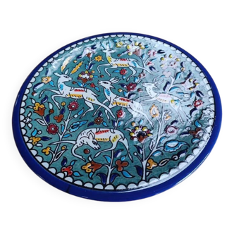 Assiette décorée en céramique