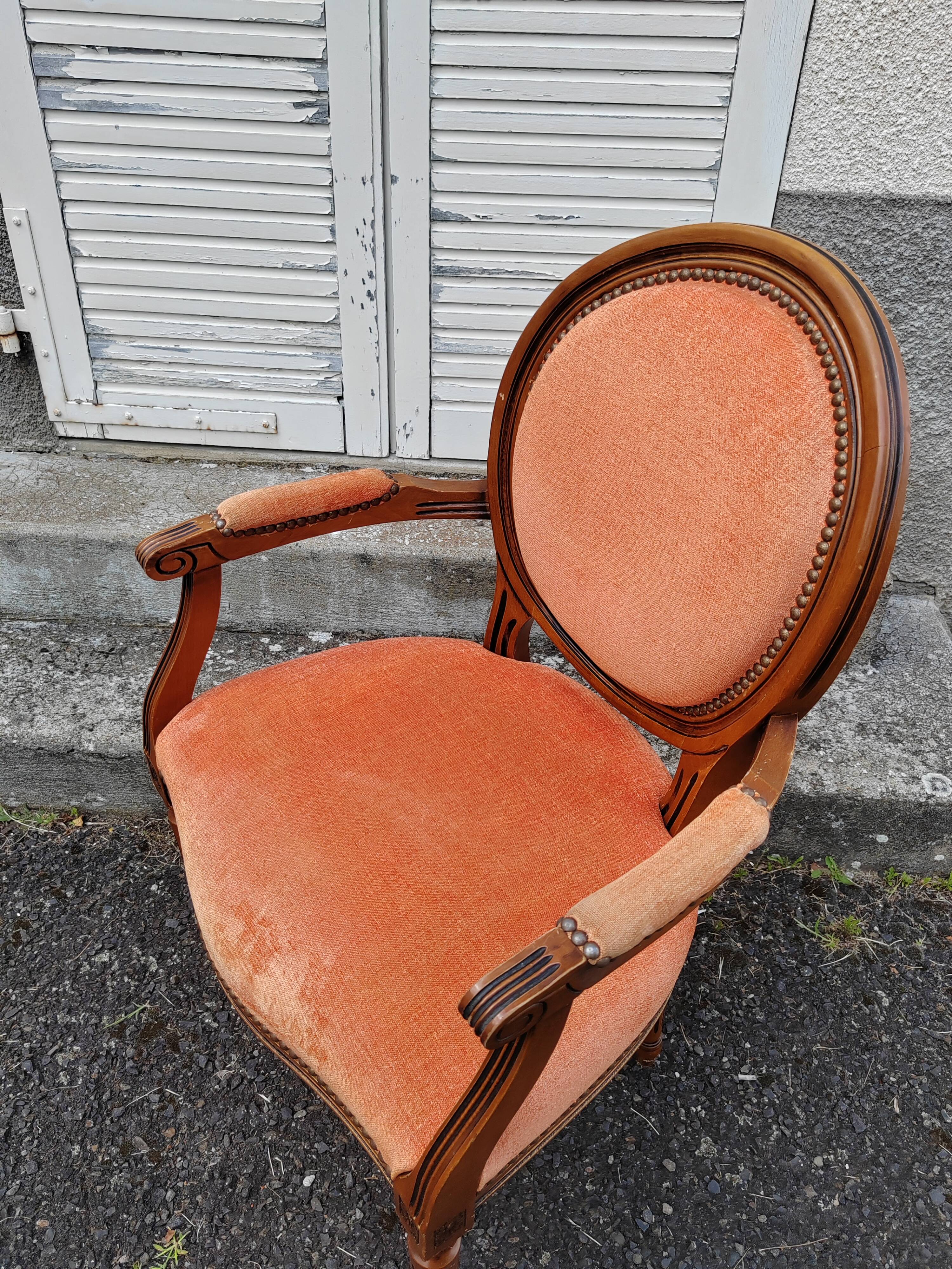 Fauteuil médaillon tapissé orange