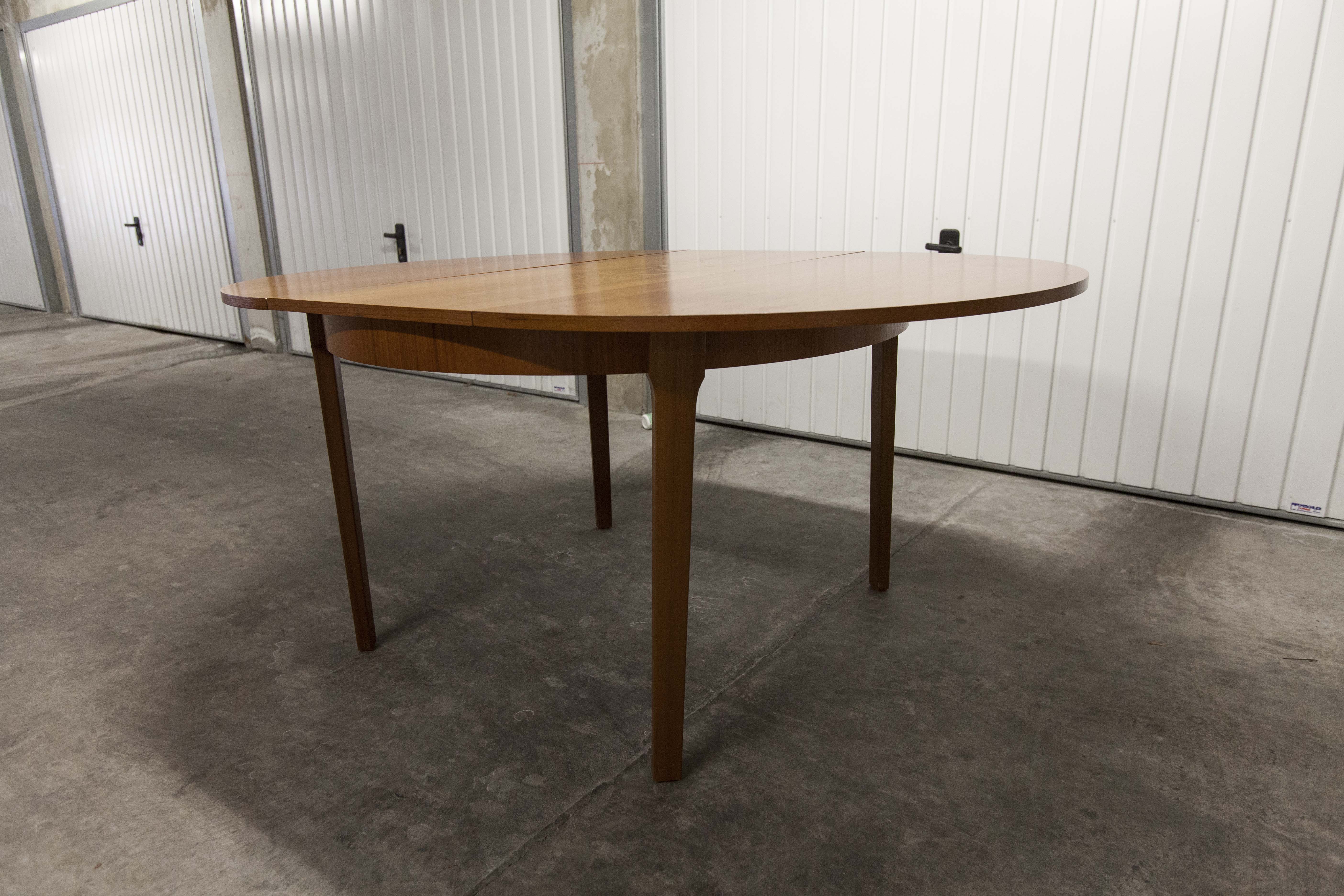 Scandinavian table in round teak with built-in extensions 1960