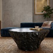 Table basse sculptée brutaliste “Météorite” – pièce unique