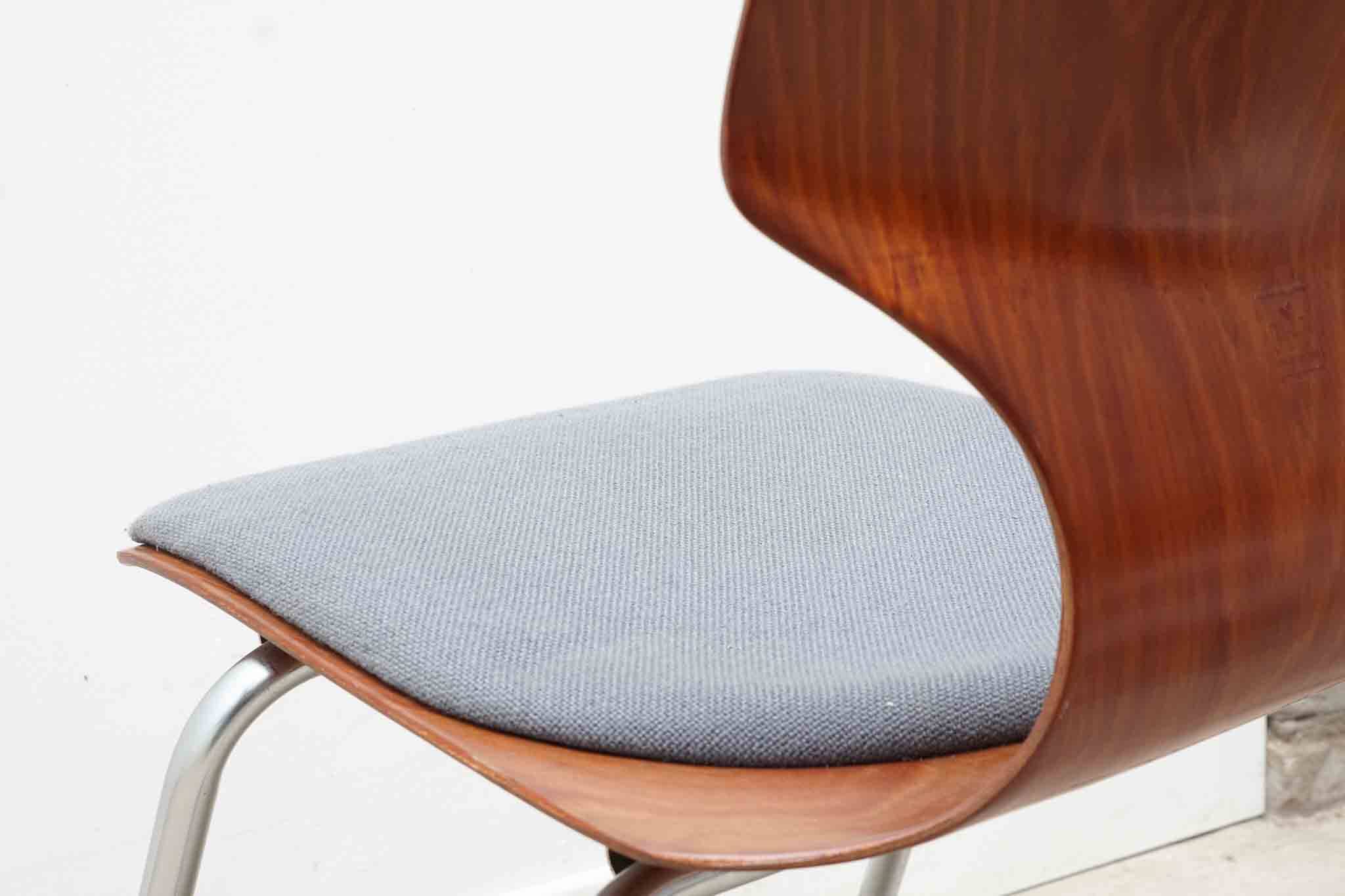 Flötotto sled chair with curved oak and chrome shell