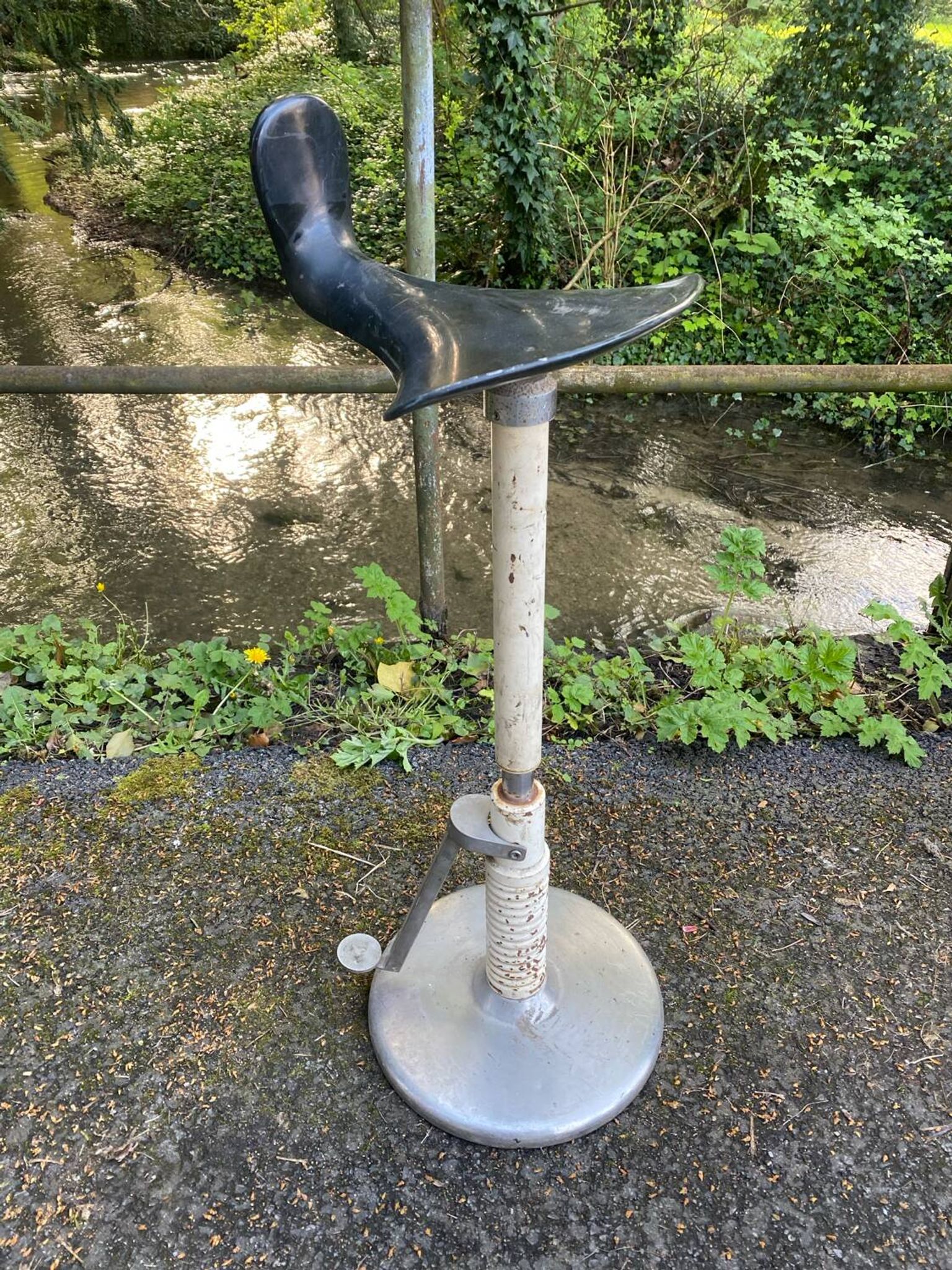 Tabouret industriel hydrolique vintage