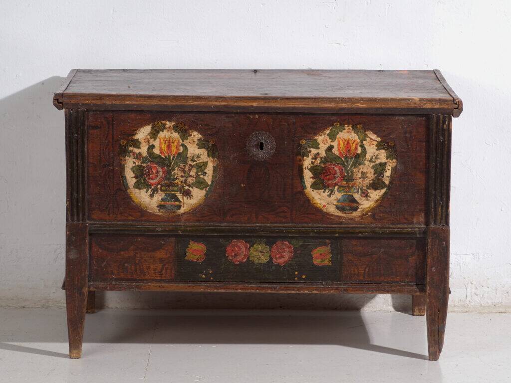 Coffre de mariage centro-européen en pin polychrome aux cartouches floraux – Tyrol, vers 1890