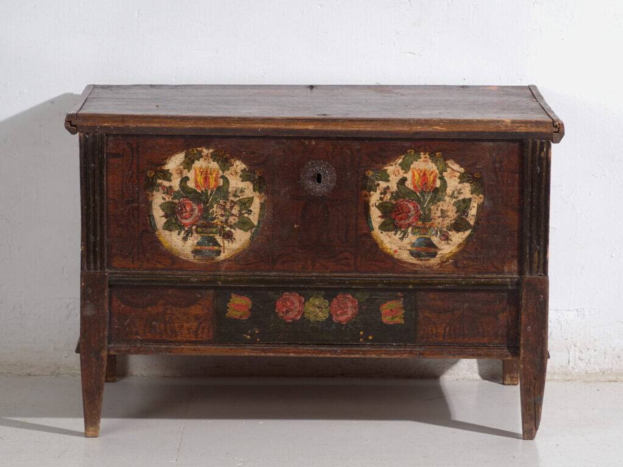 Central European wedding chest in polychrome pine with floral cartouches – Tyrol, circa 1890