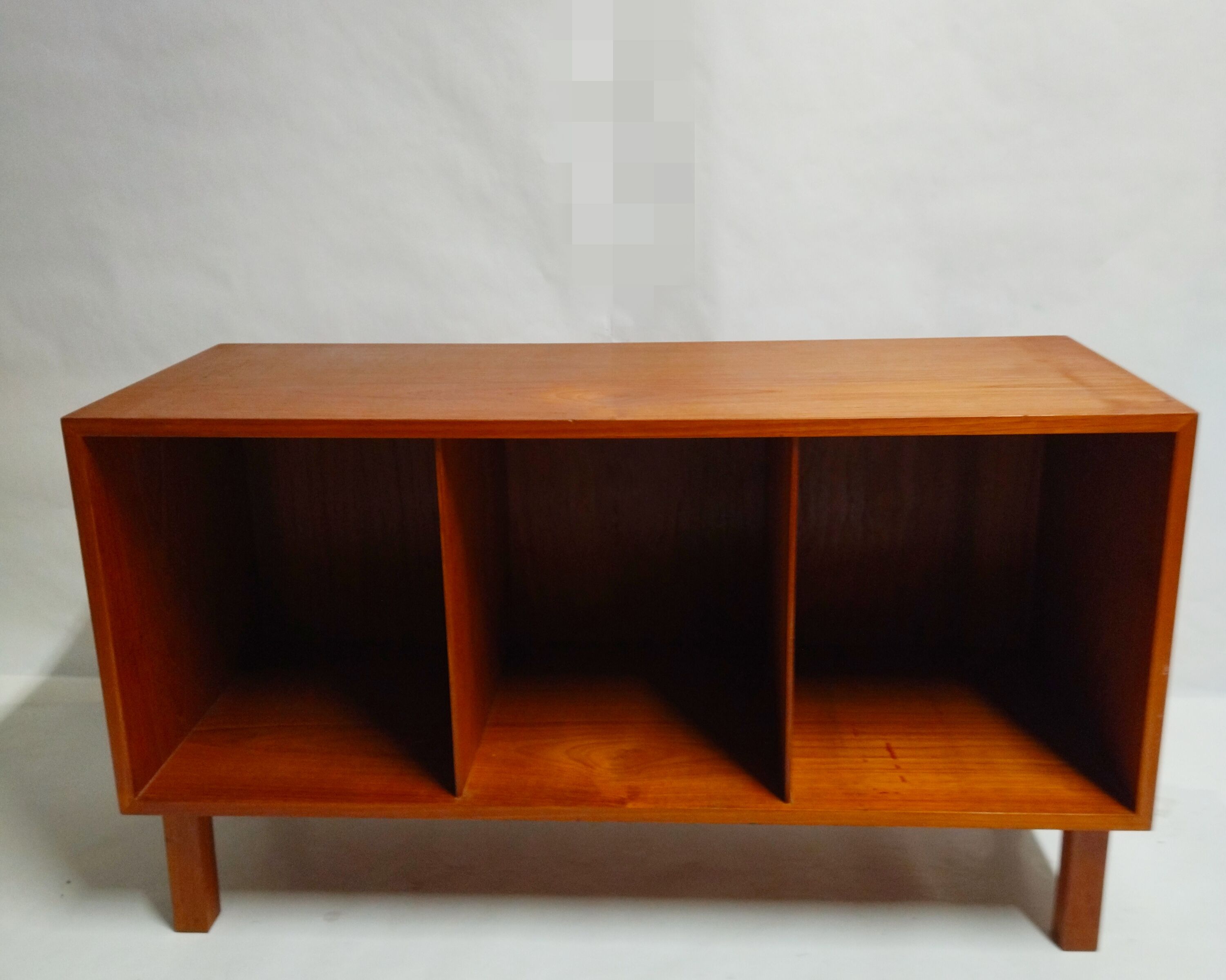 Scandinavian open teak row