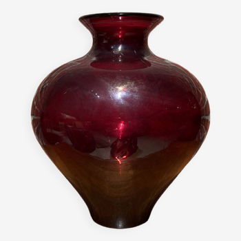 Vase en verre rouge