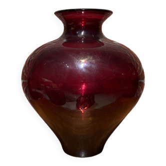 Vase en verre rouge
