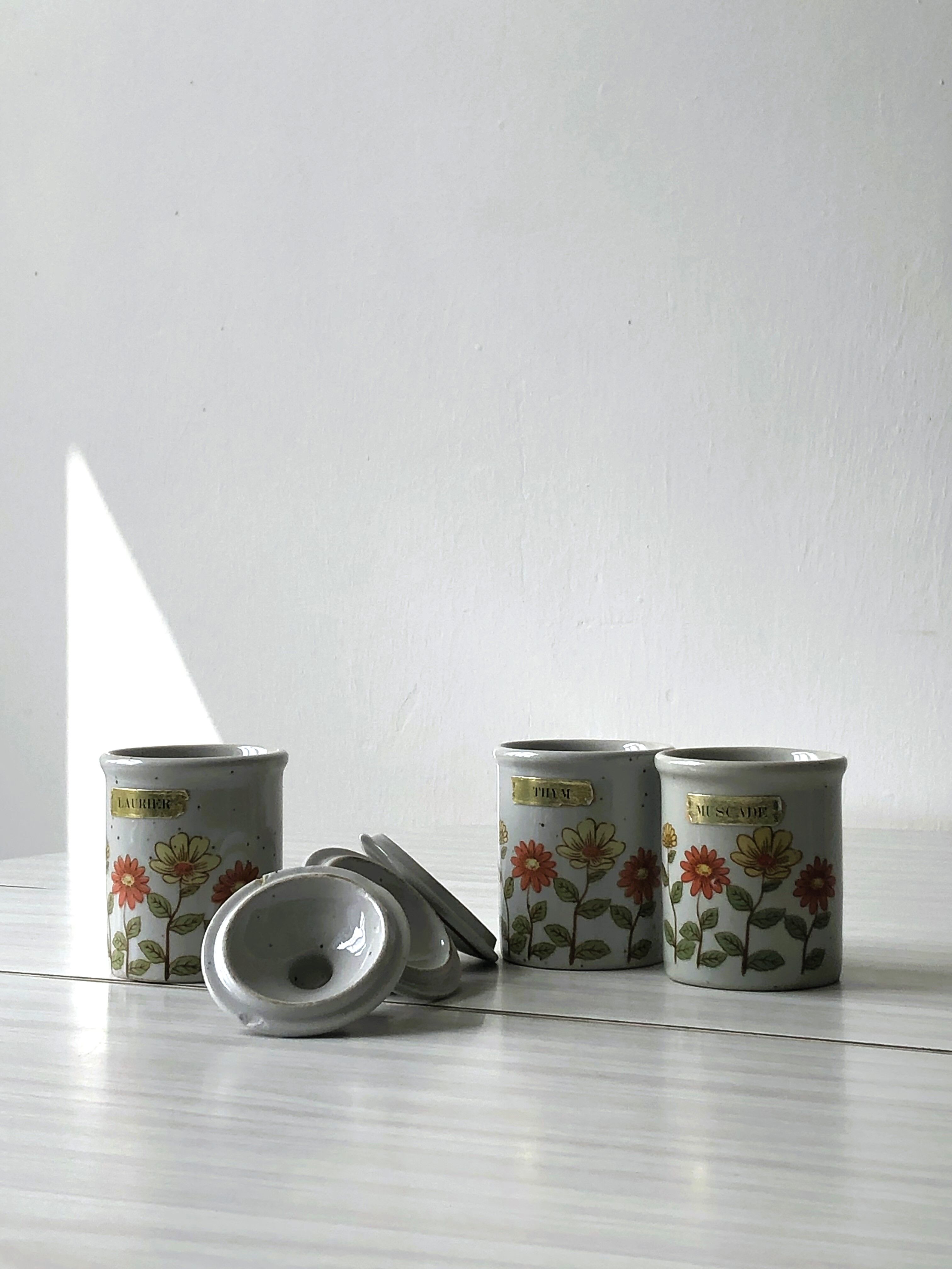 Set of 3 speckled ceramic spice jars with lids - In very good condition