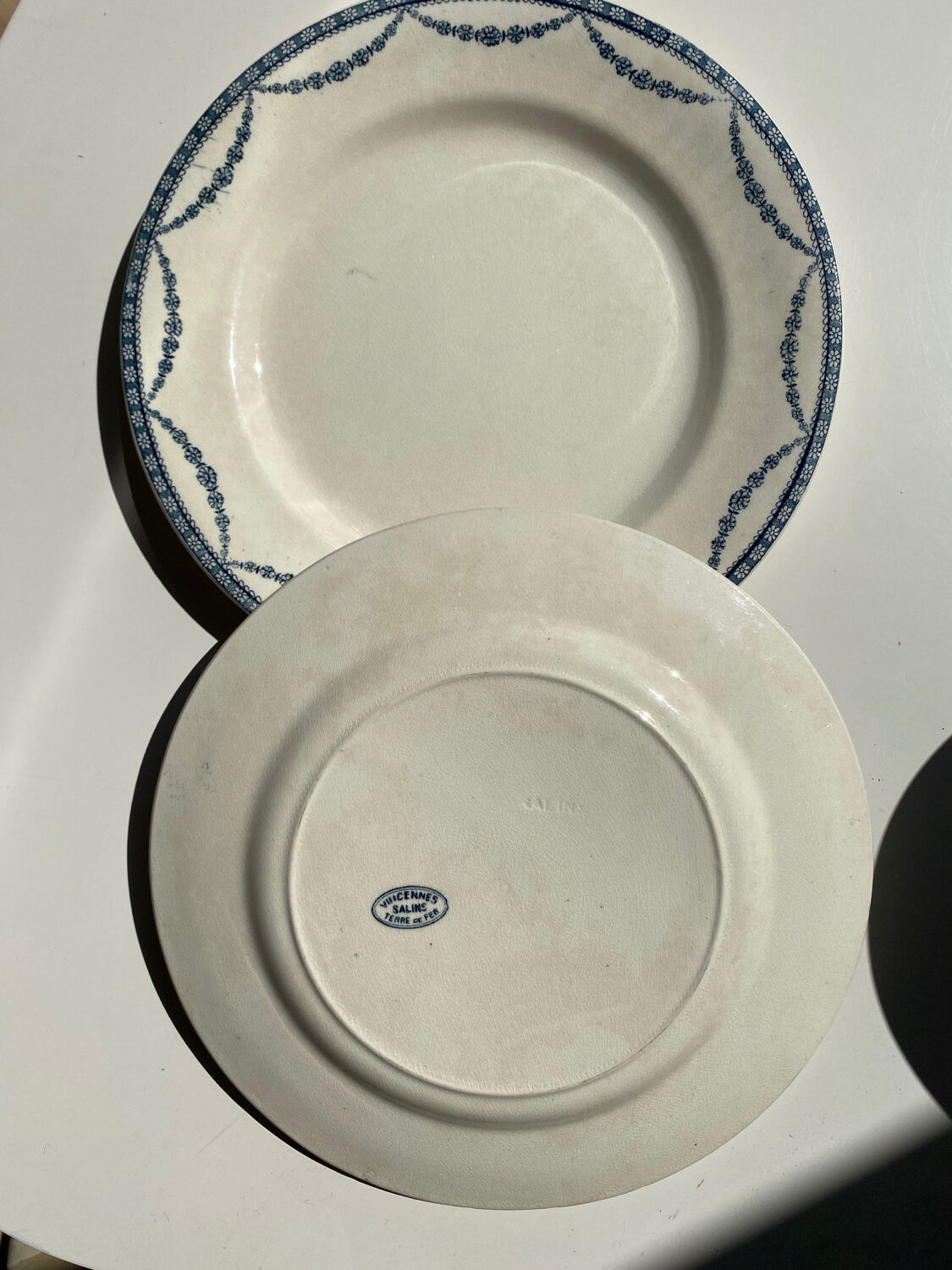 2 assiettes terre de fer Modèle Vincennes manufacture Salins