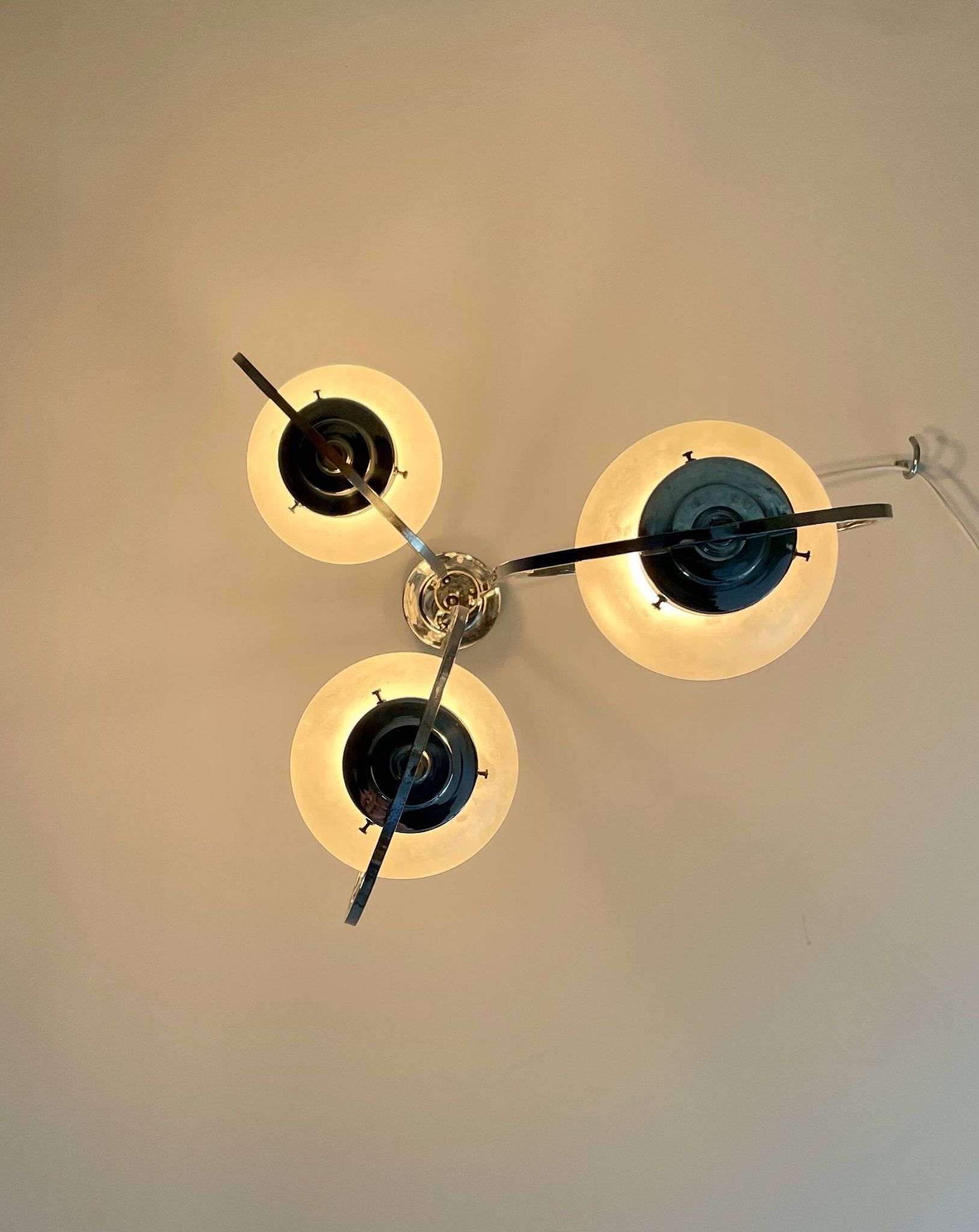 Lampe art déco en argent avec trois abat-jours en forme de sphère