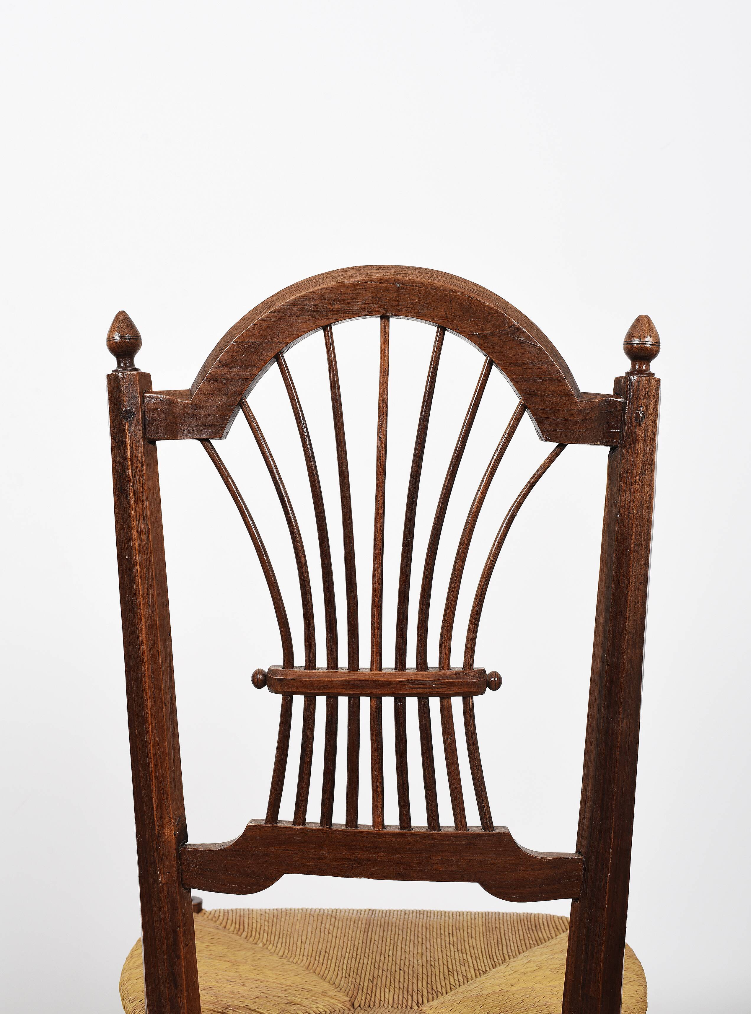 3 wooden and straw chairs, decorated with a sheaf of wheat.