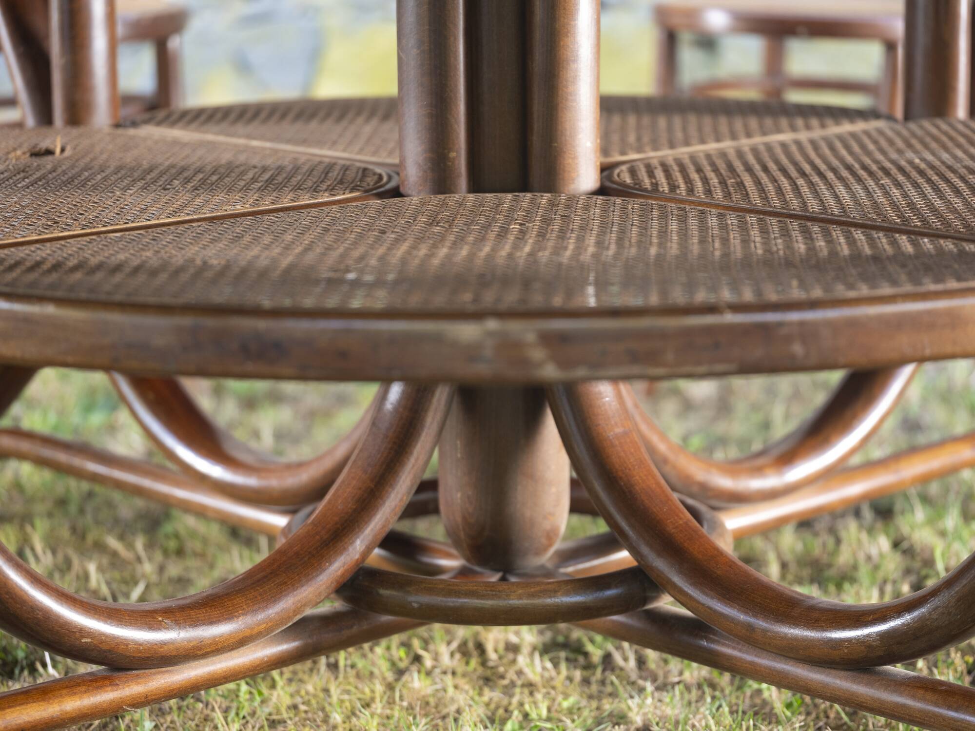 8 chaises et table en bois cintré, Empire Austro-Hongrois années 1900-1930